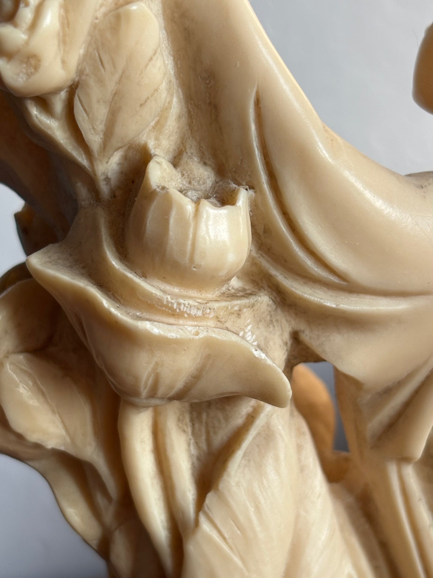 Lampada da tavolo vintage A. Santini con figura tradizionale e bambino, scultura in resina alabastrina
