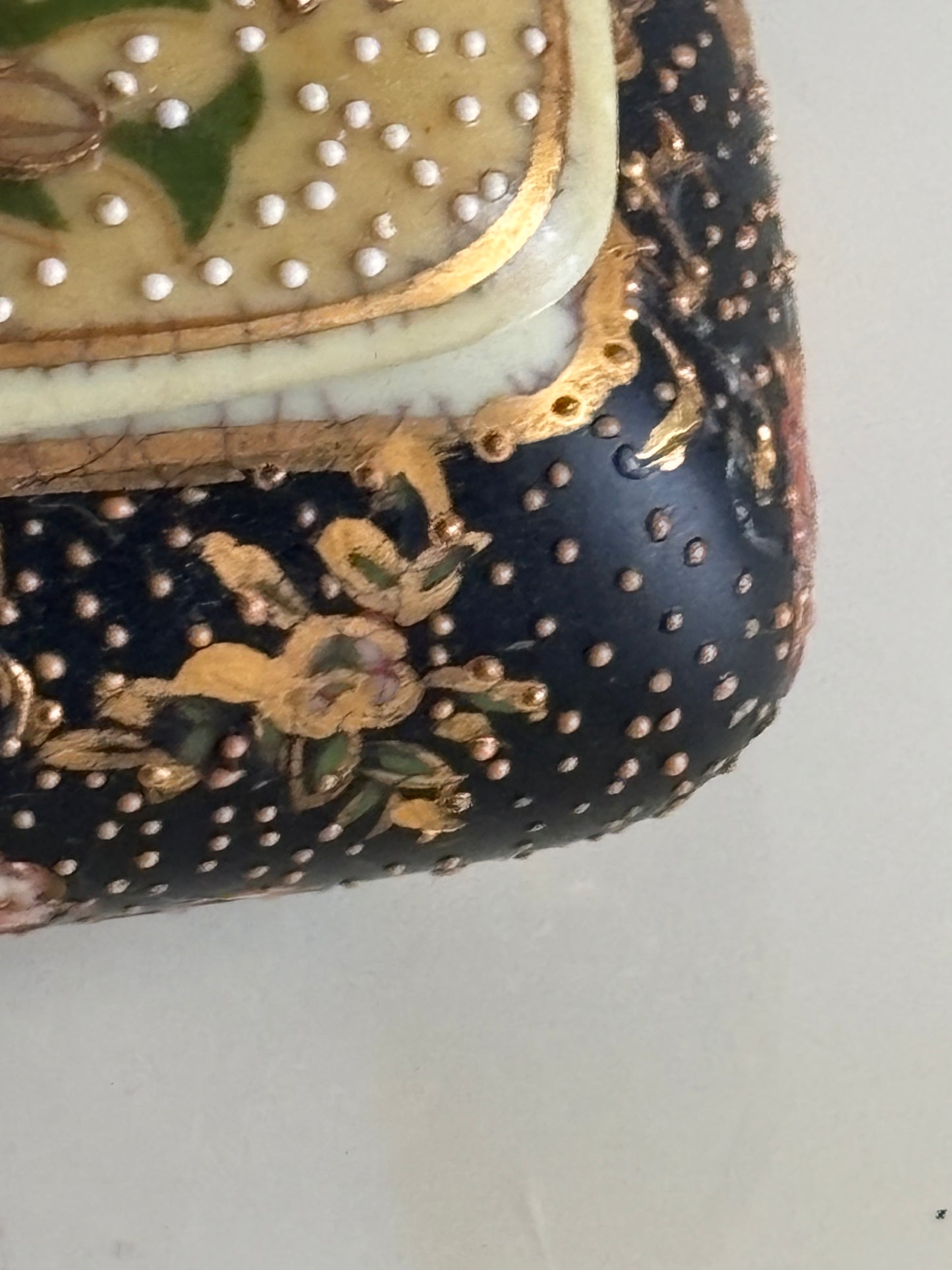 Scatoletta in ceramica stile Satsuma decorata