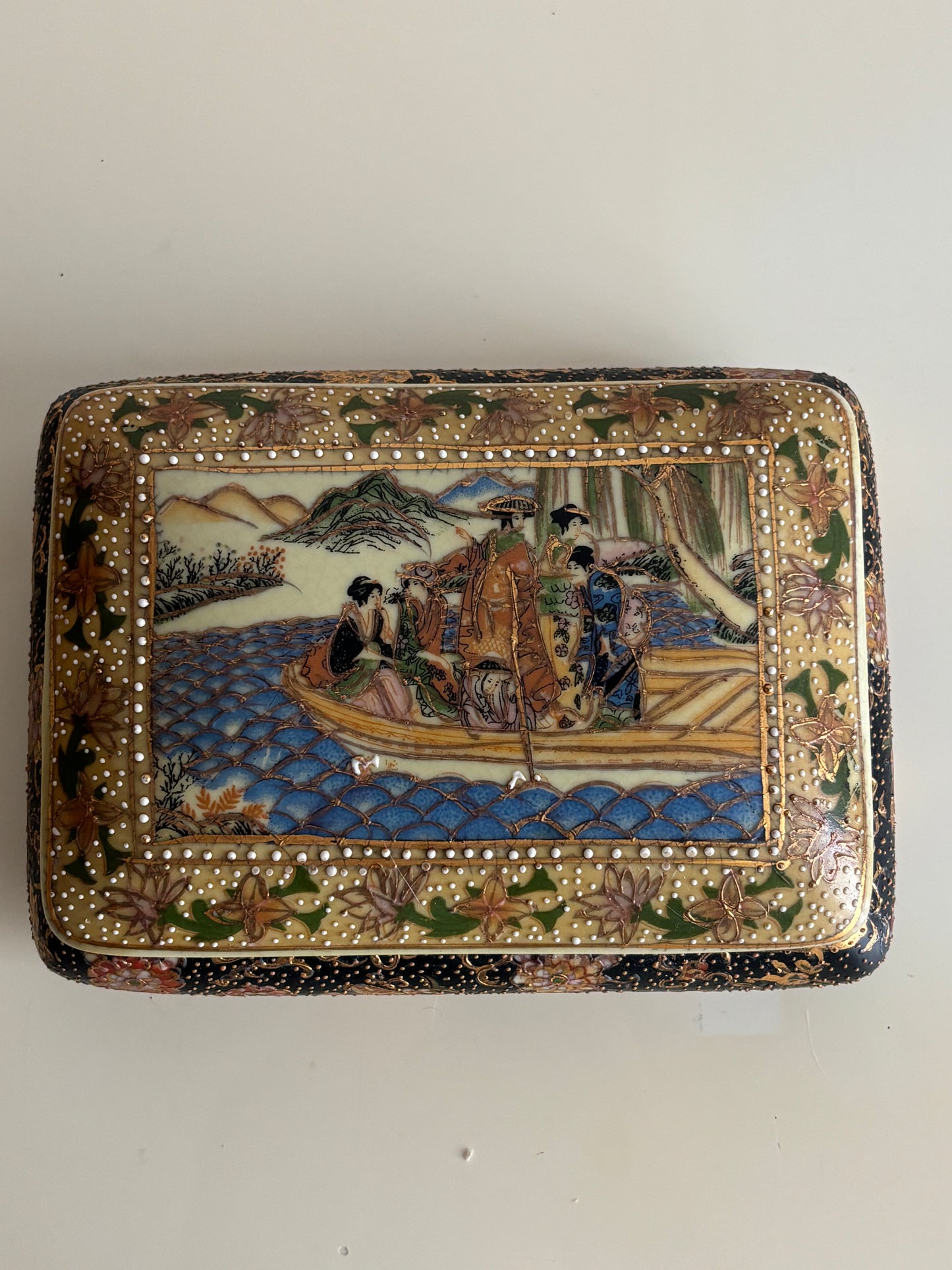 Scatoletta in ceramica stile Satsuma decorata