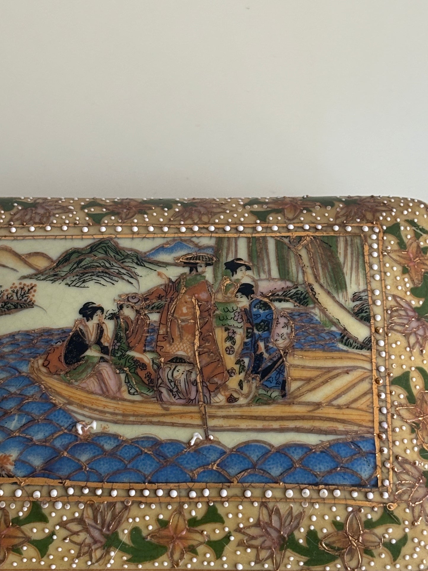 Scatoletta in ceramica stile Satsuma decorata