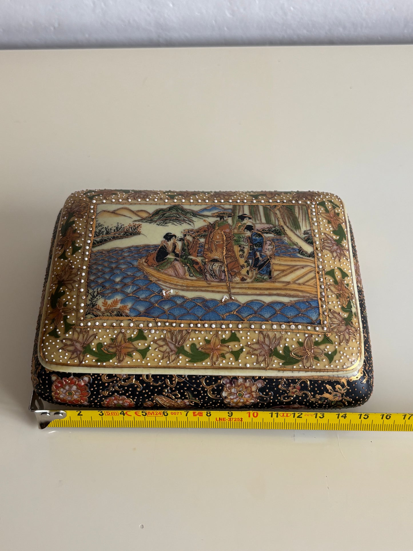 Scatoletta in ceramica stile Satsuma decorata