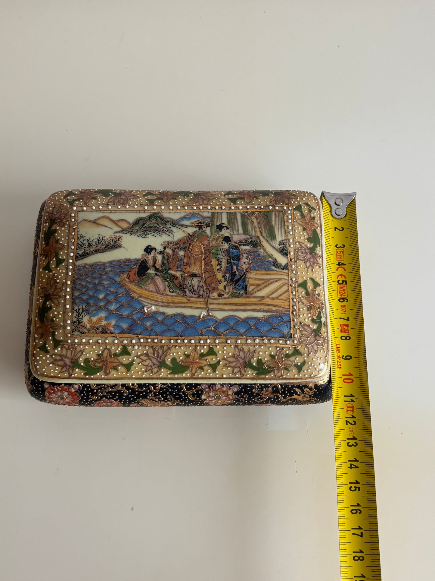 Scatoletta in ceramica stile Satsuma decorata