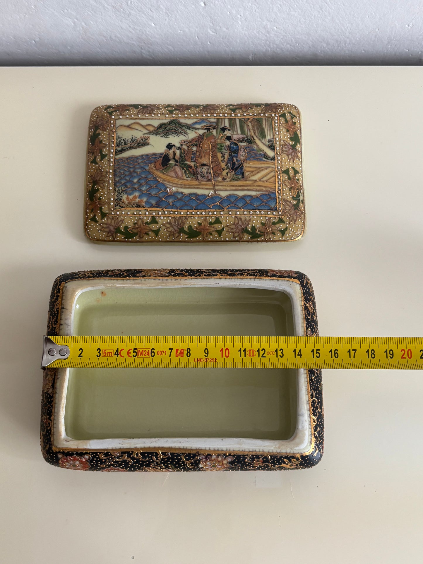 Scatoletta in ceramica stile Satsuma decorata