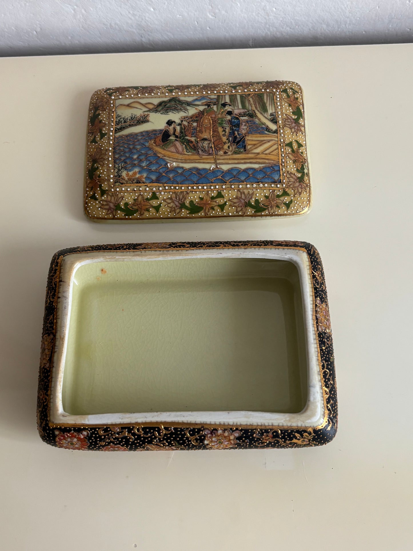 Scatoletta in ceramica stile Satsuma decorata