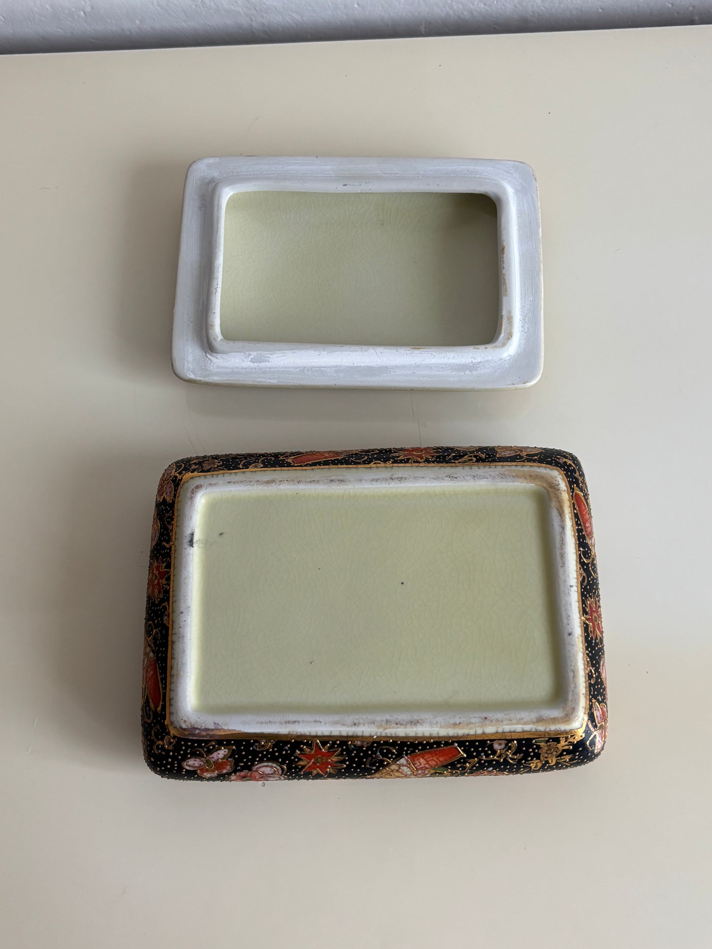 Scatoletta in ceramica stile Satsuma decorata