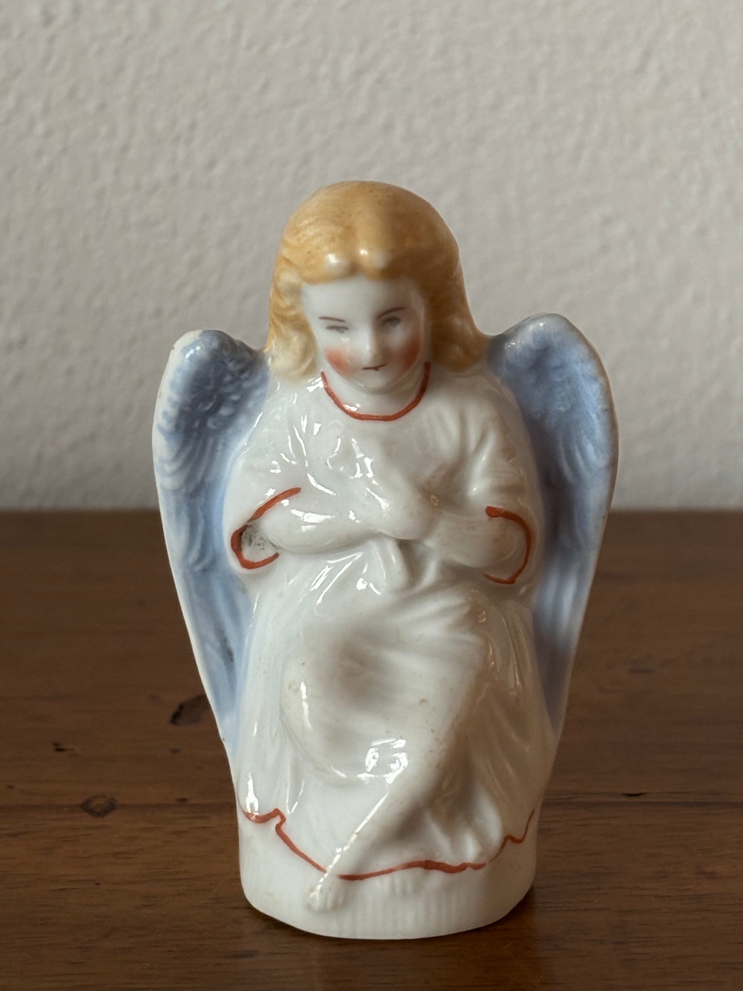 Piccolo angelo in ceramica del XX secolo – Statuetta decorativa vintage