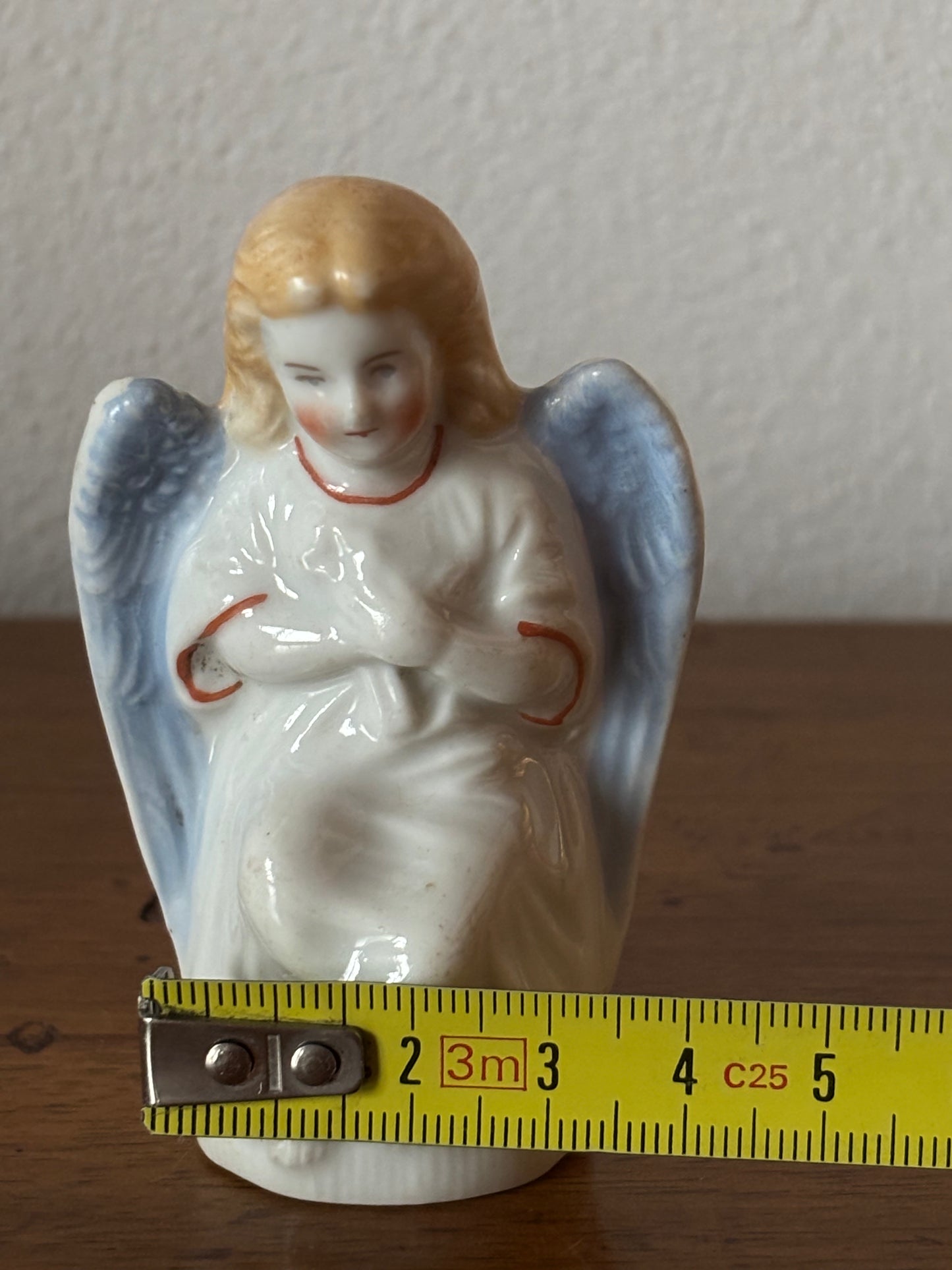 Piccolo angelo in ceramica del XX secolo – Statuetta decorativa vintage