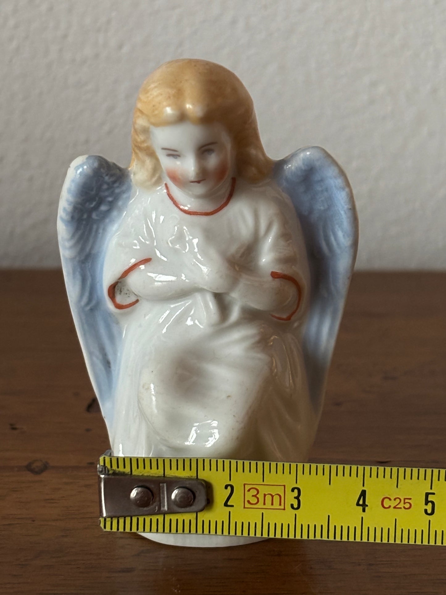 Piccolo angelo in ceramica del XX secolo – Statuetta decorativa vintage