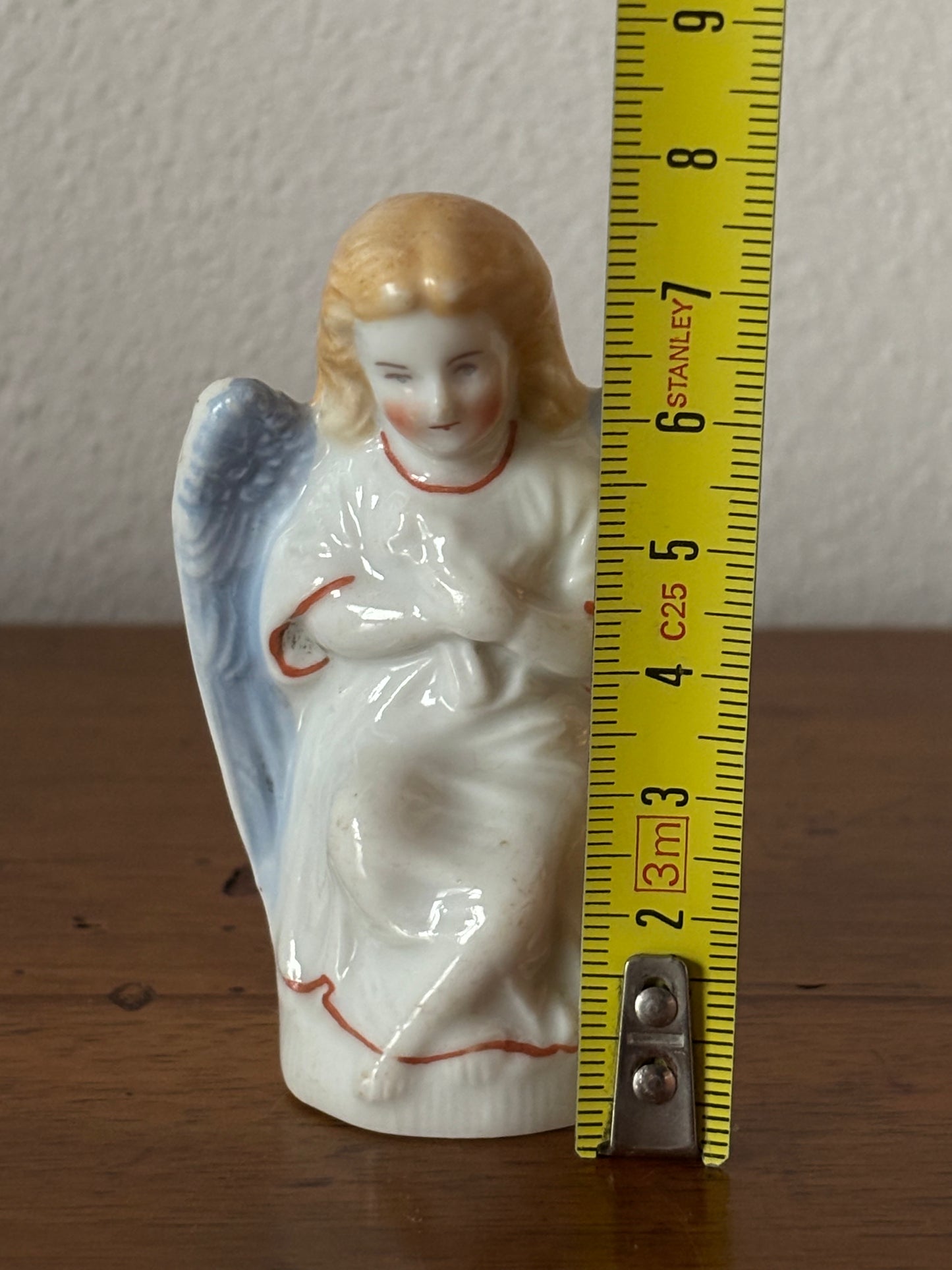 Piccolo angelo in ceramica del XX secolo – Statuetta decorativa vintage