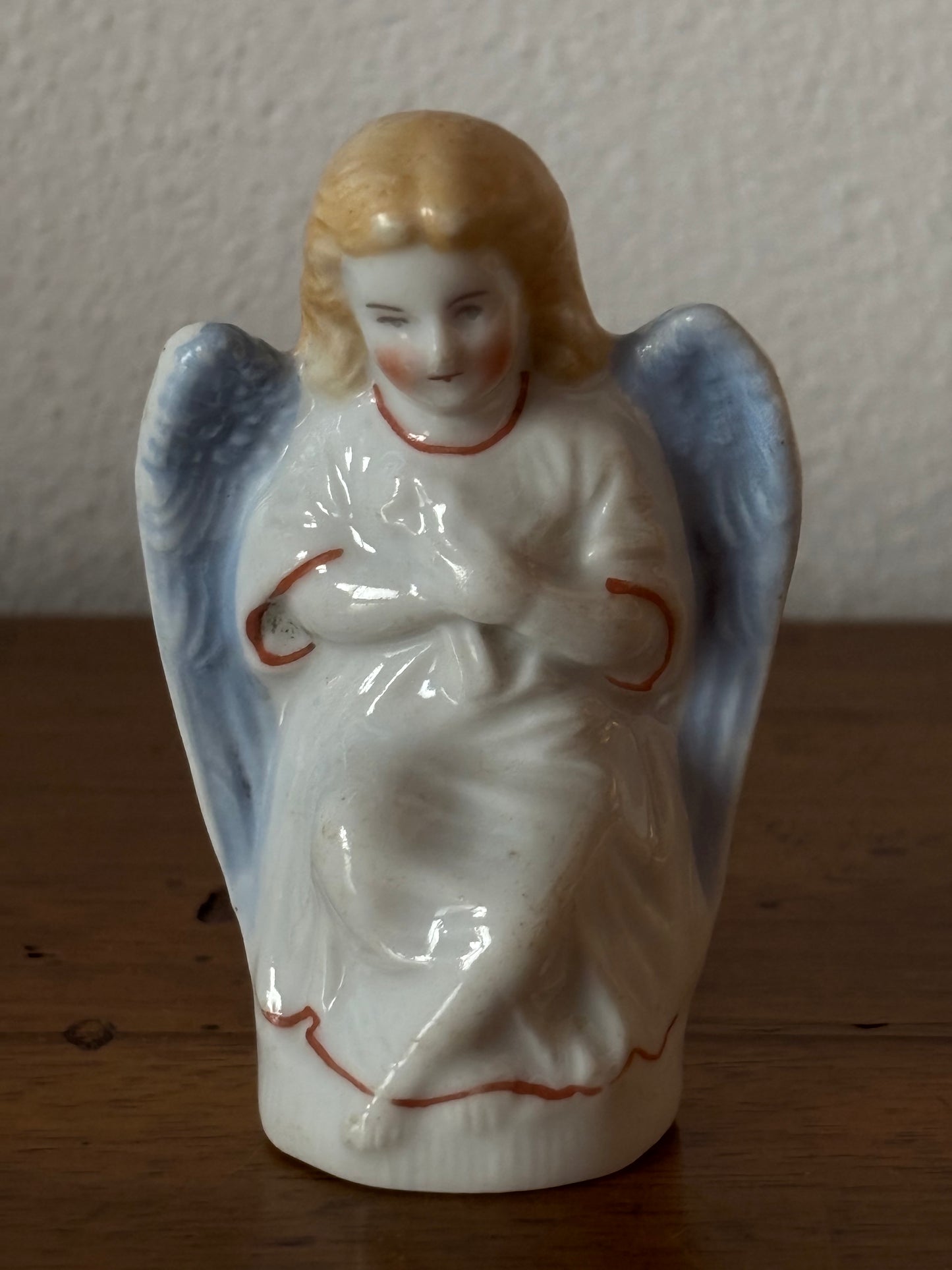 Piccolo angelo in ceramica del XX secolo – Statuetta decorativa vintage