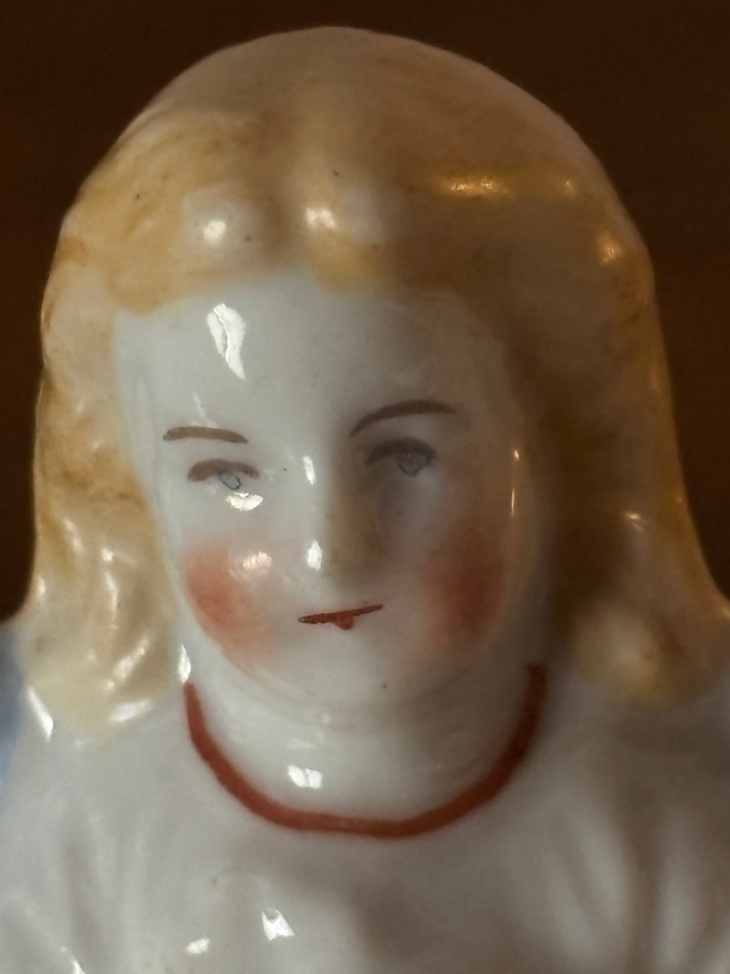 Piccolo angelo in ceramica del XX secolo – Statuetta decorativa vintage