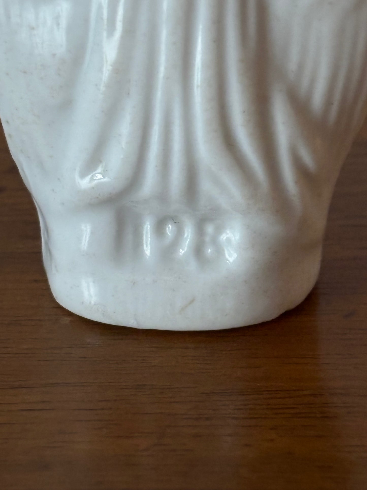 Piccolo angelo in ceramica del XX secolo – Statuetta decorativa vintage