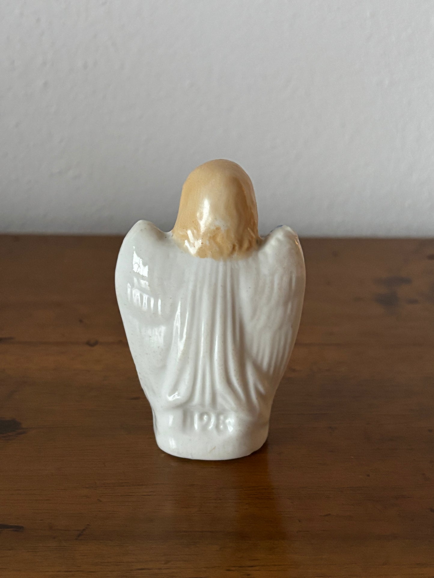 Piccolo angelo in ceramica del XX secolo – Statuetta decorativa vintage