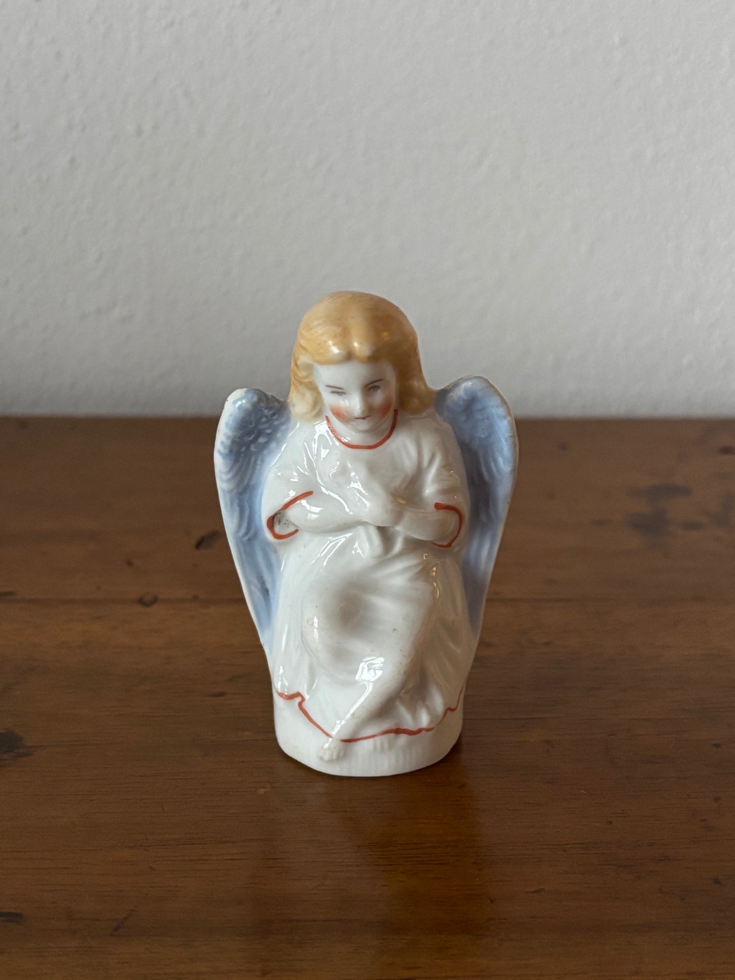 Piccolo angelo in ceramica del XX secolo – Statuetta decorativa vintage