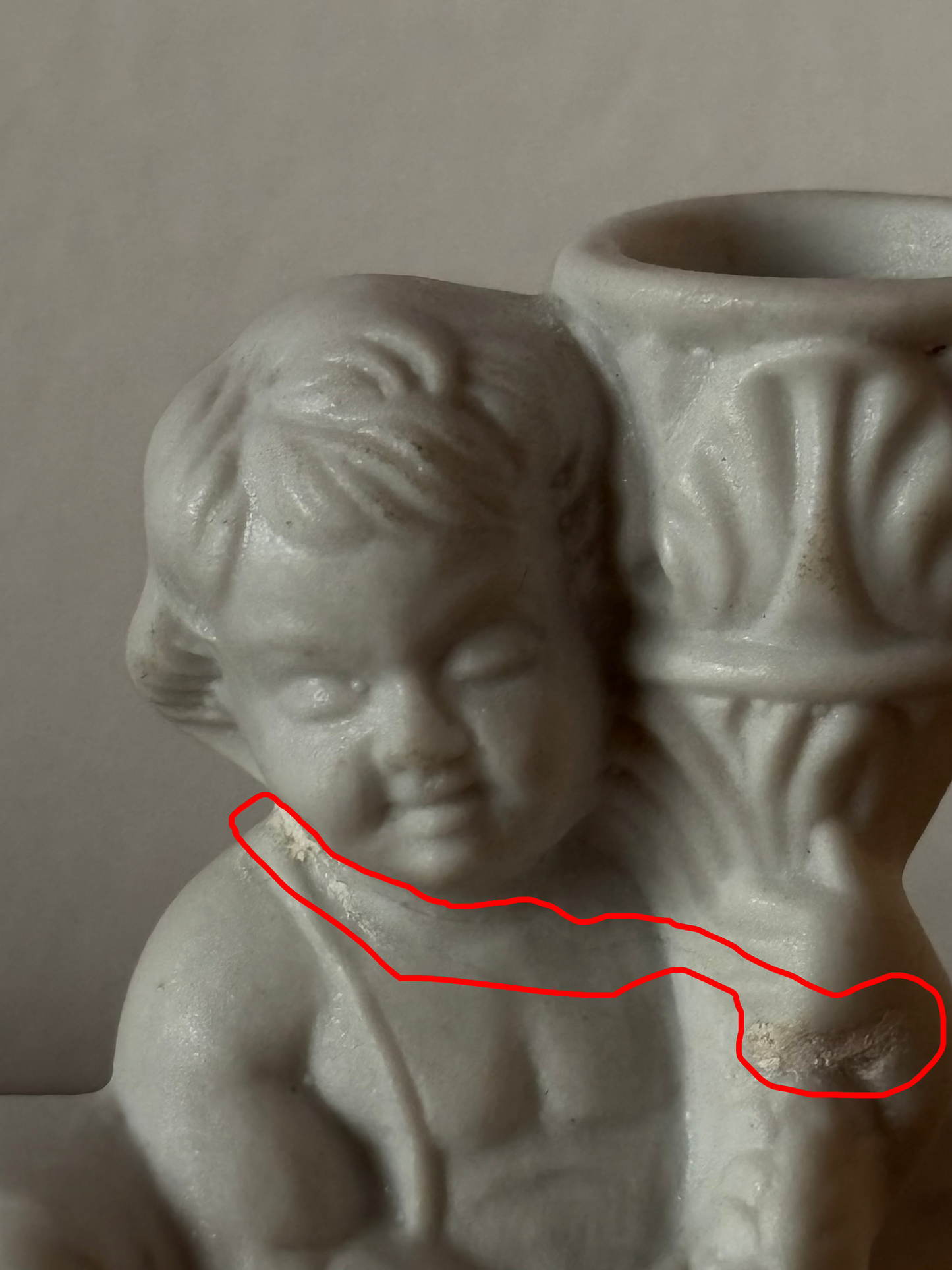 Piccola Statuetta Vintage in Ceramica con Due Putti