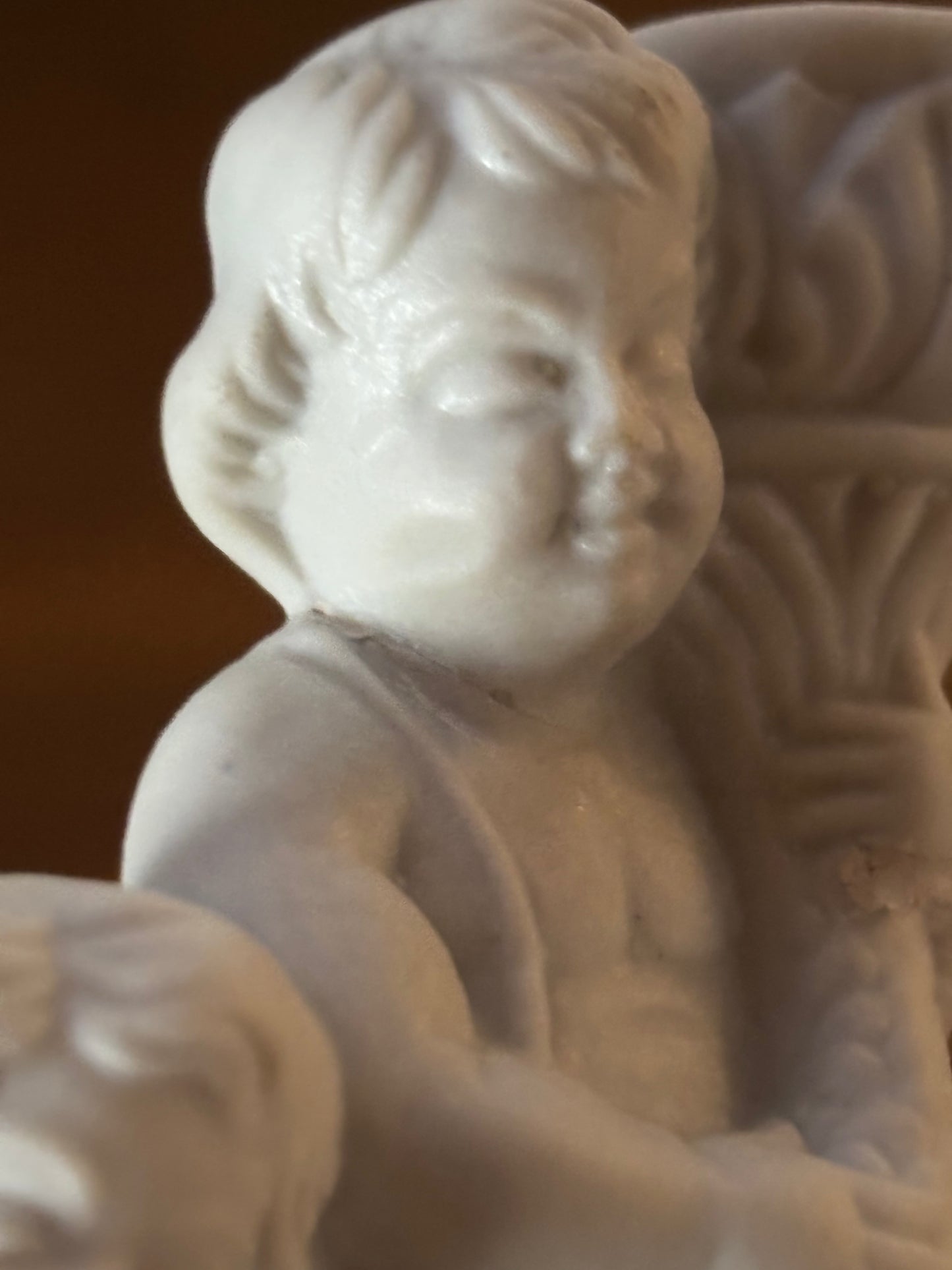 Piccola Statuetta Vintage in Ceramica con Due Putti
