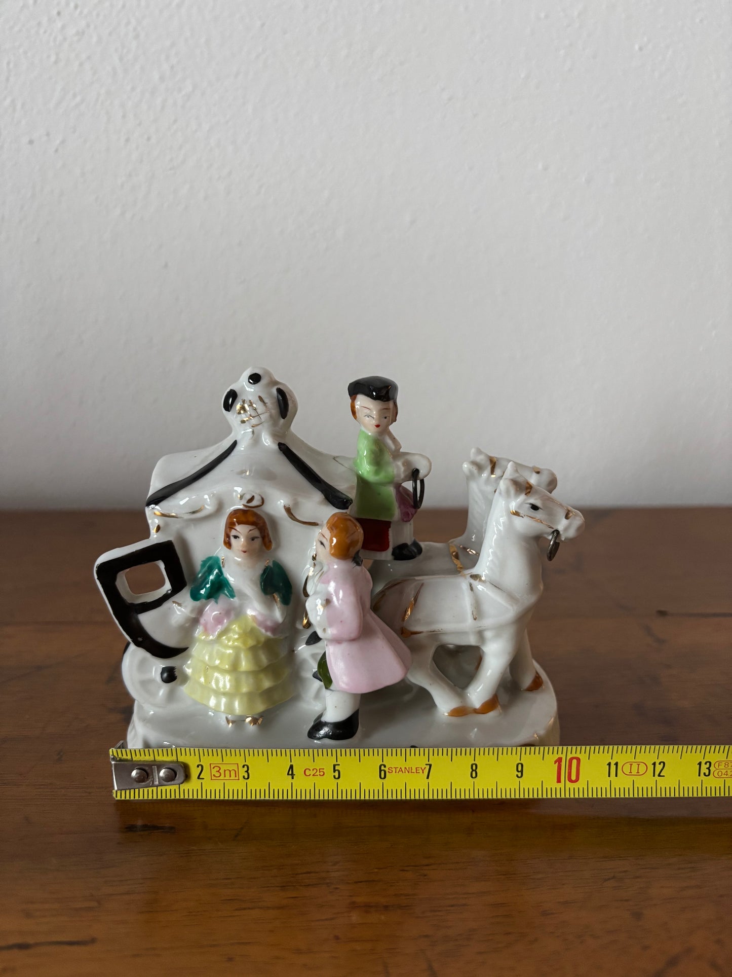 Oggetto Vintage in Ceramica – Scena di Discesa da Carrozza