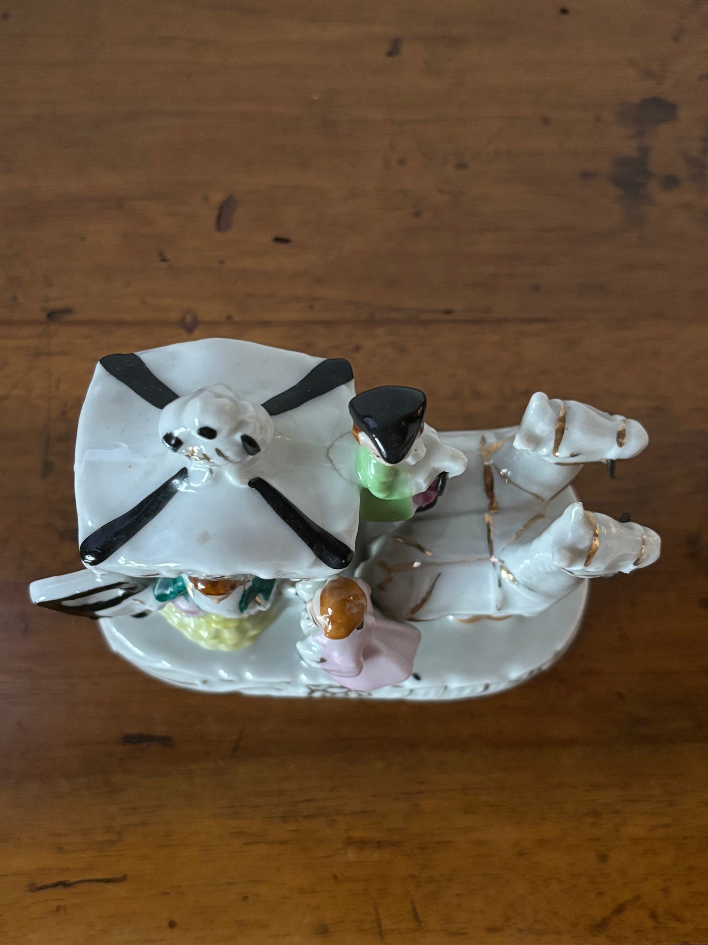 Oggetto Vintage in Ceramica – Scena di Discesa da Carrozza