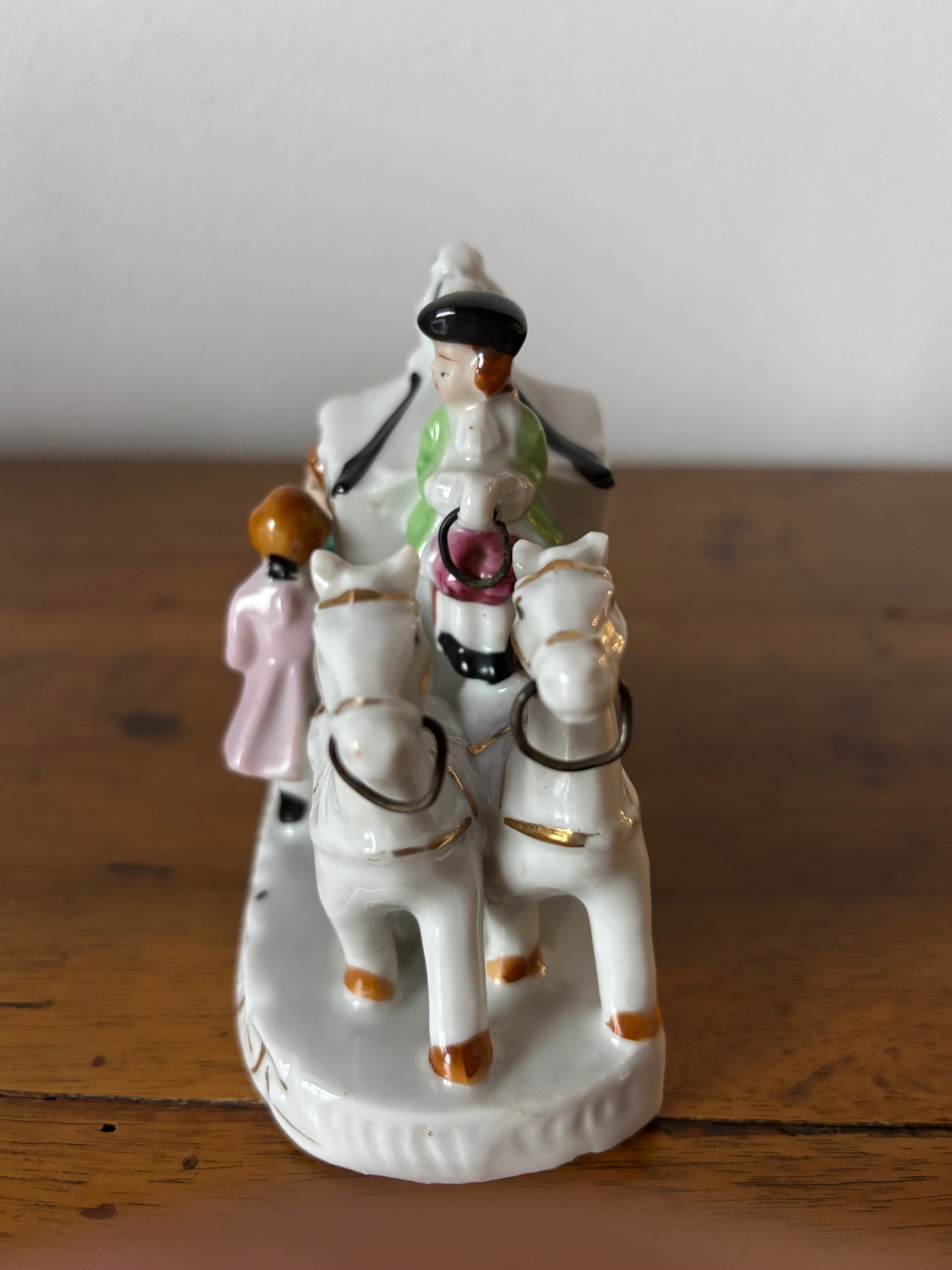Oggetto Vintage in Ceramica – Scena di Discesa da Carrozza