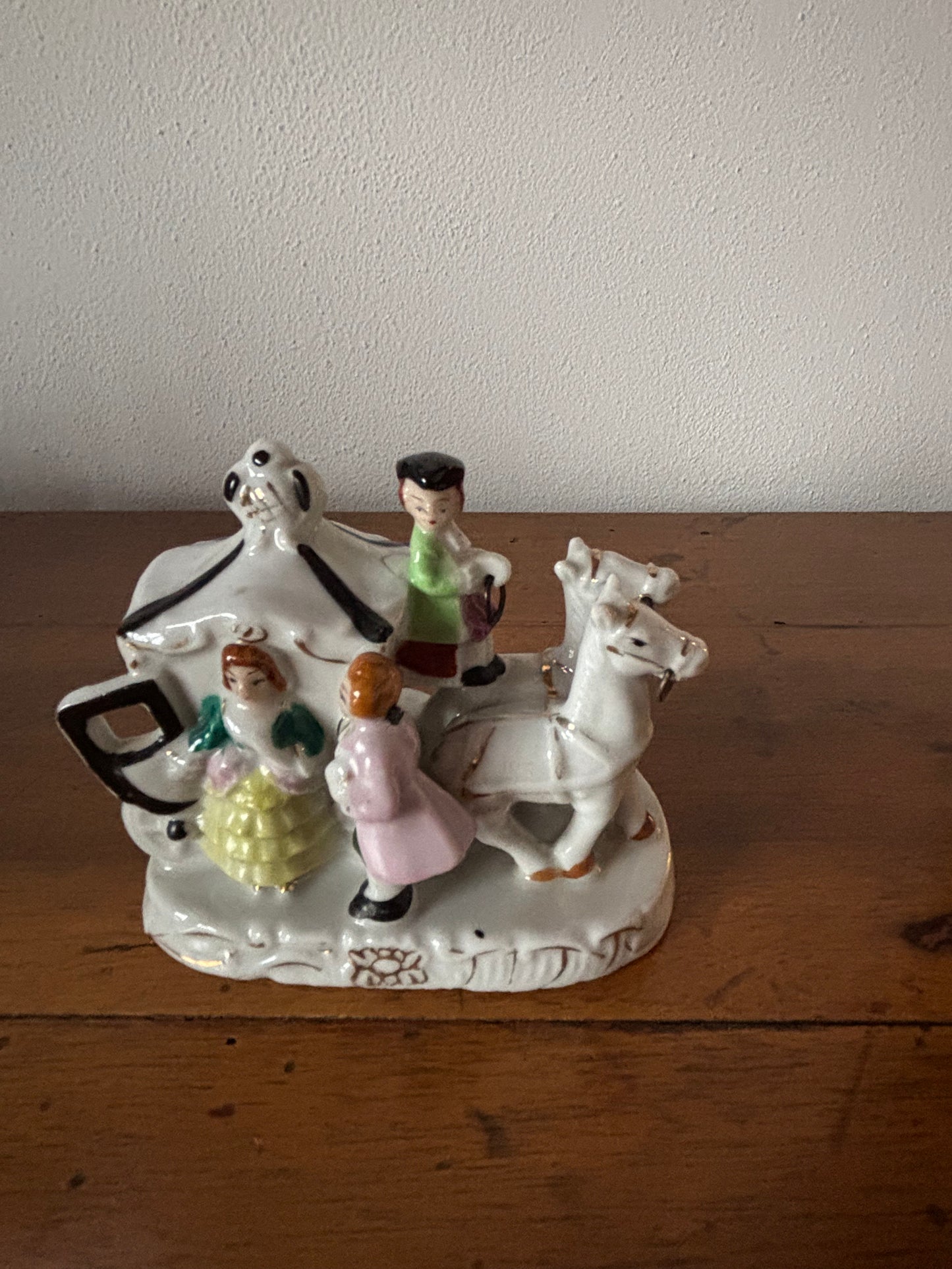 Oggetto Vintage in Ceramica – Scena di Discesa da Carrozza