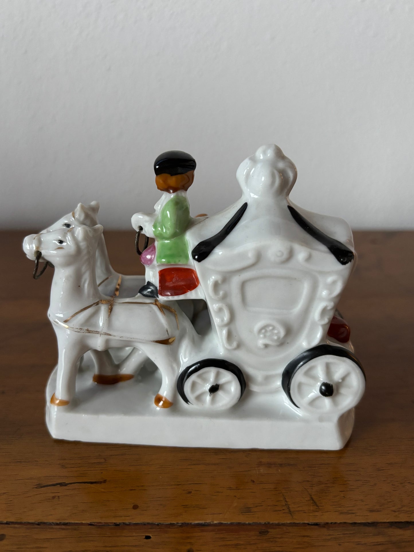 Oggetto Vintage in Ceramica – Scena di Discesa da Carrozza