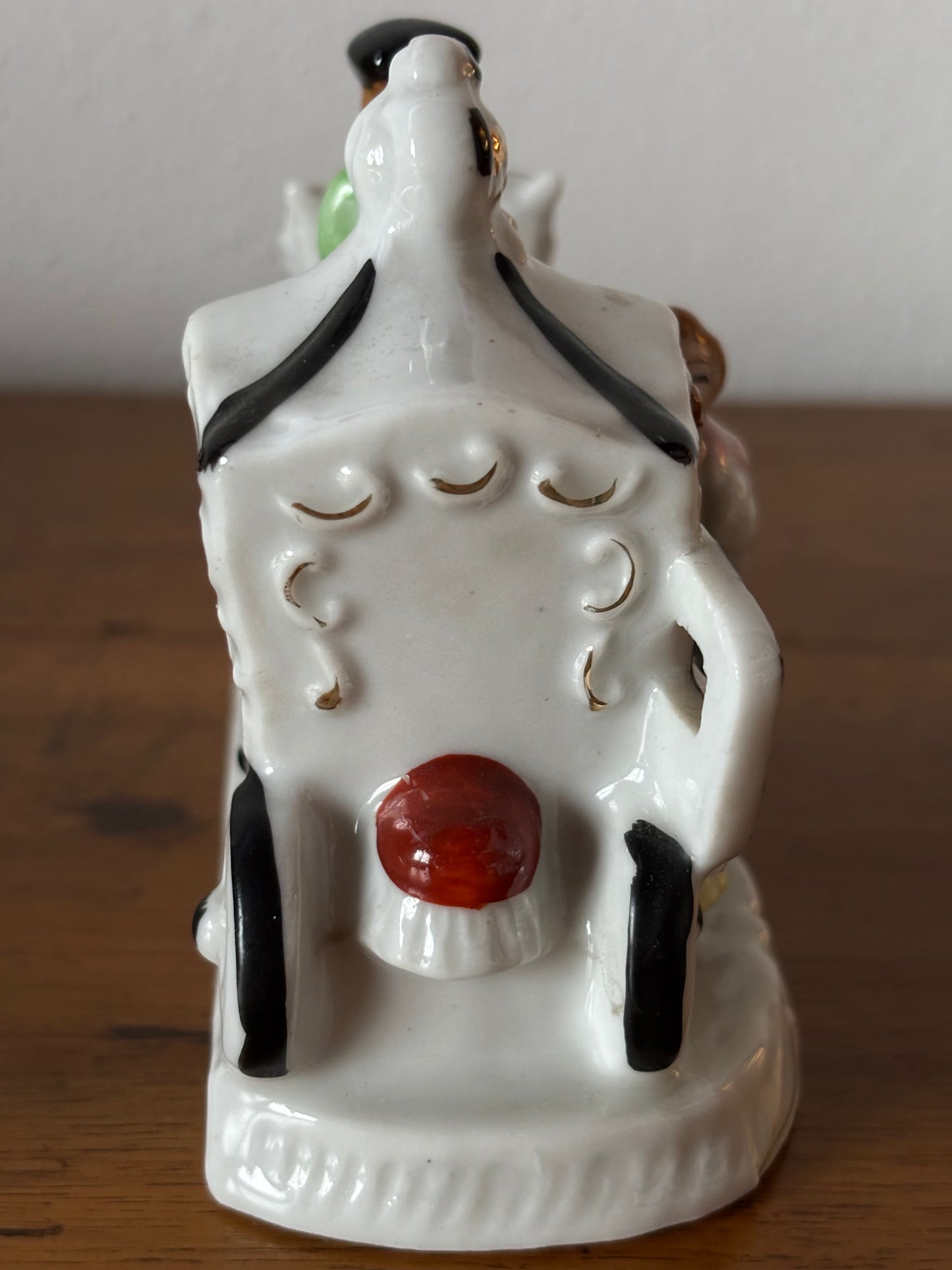 Oggetto Vintage in Ceramica – Scena di Discesa da Carrozza