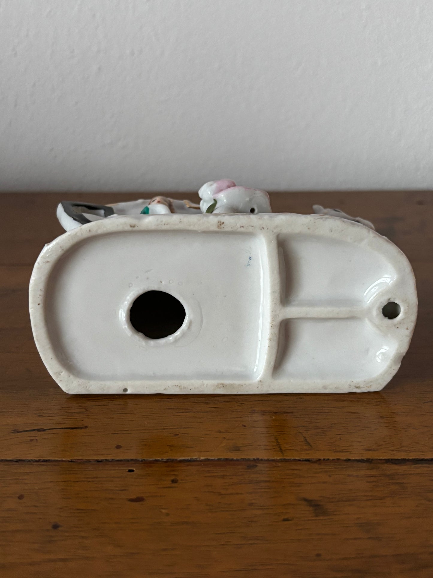 Oggetto Vintage in Ceramica – Scena di Discesa da Carrozza