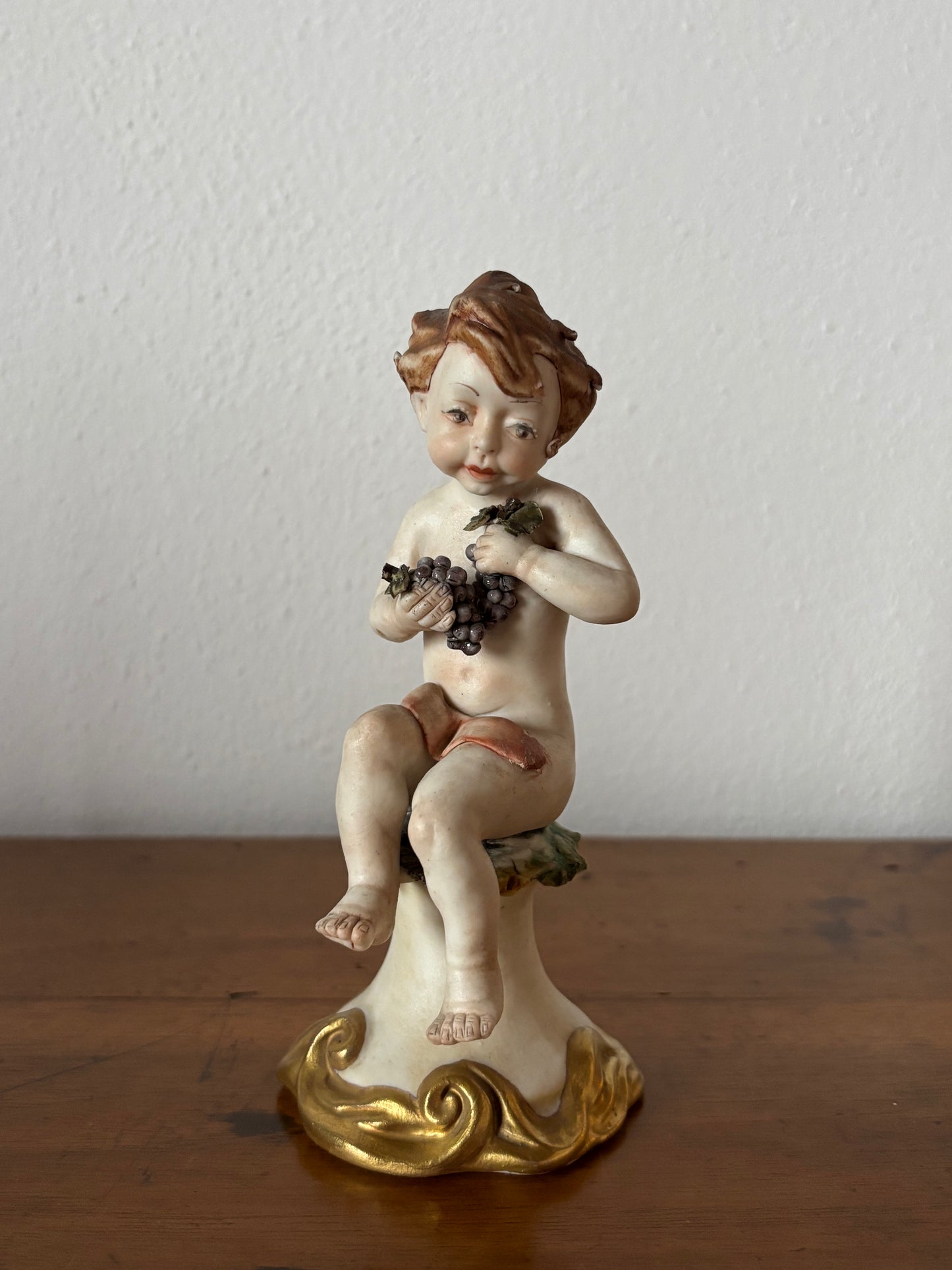 Statuetta di Putto con Uva