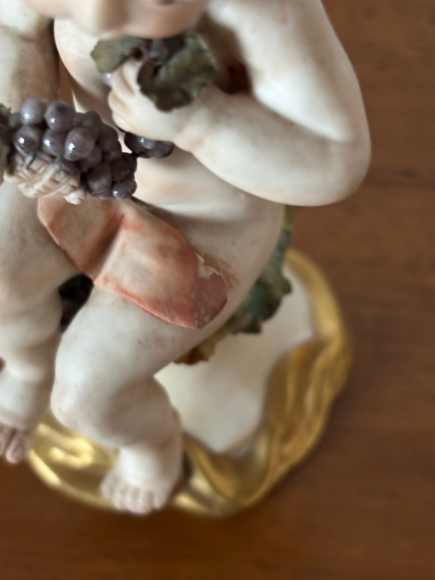 Statuetta di Putto con Uva