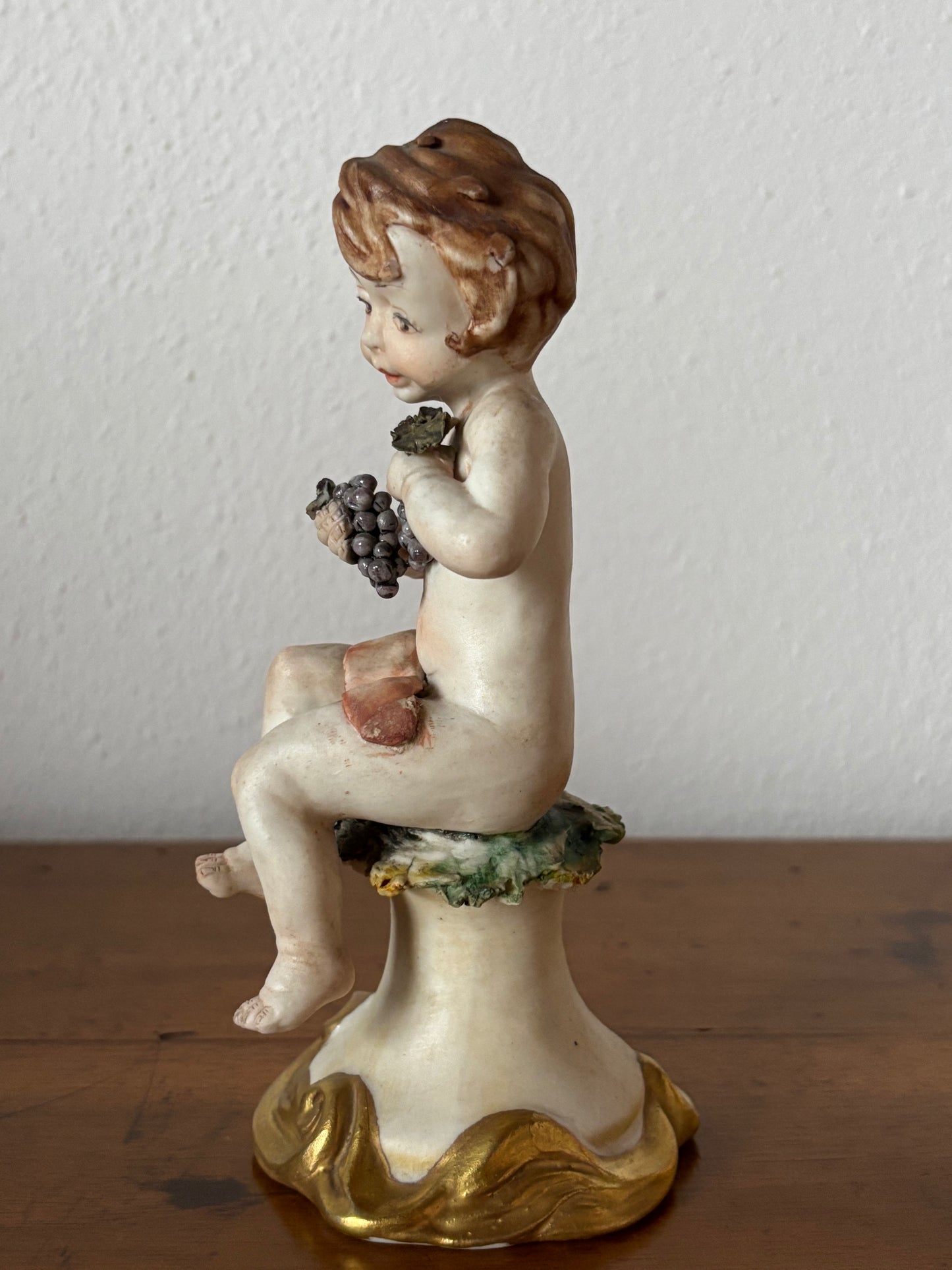Statuetta di Putto con Uva