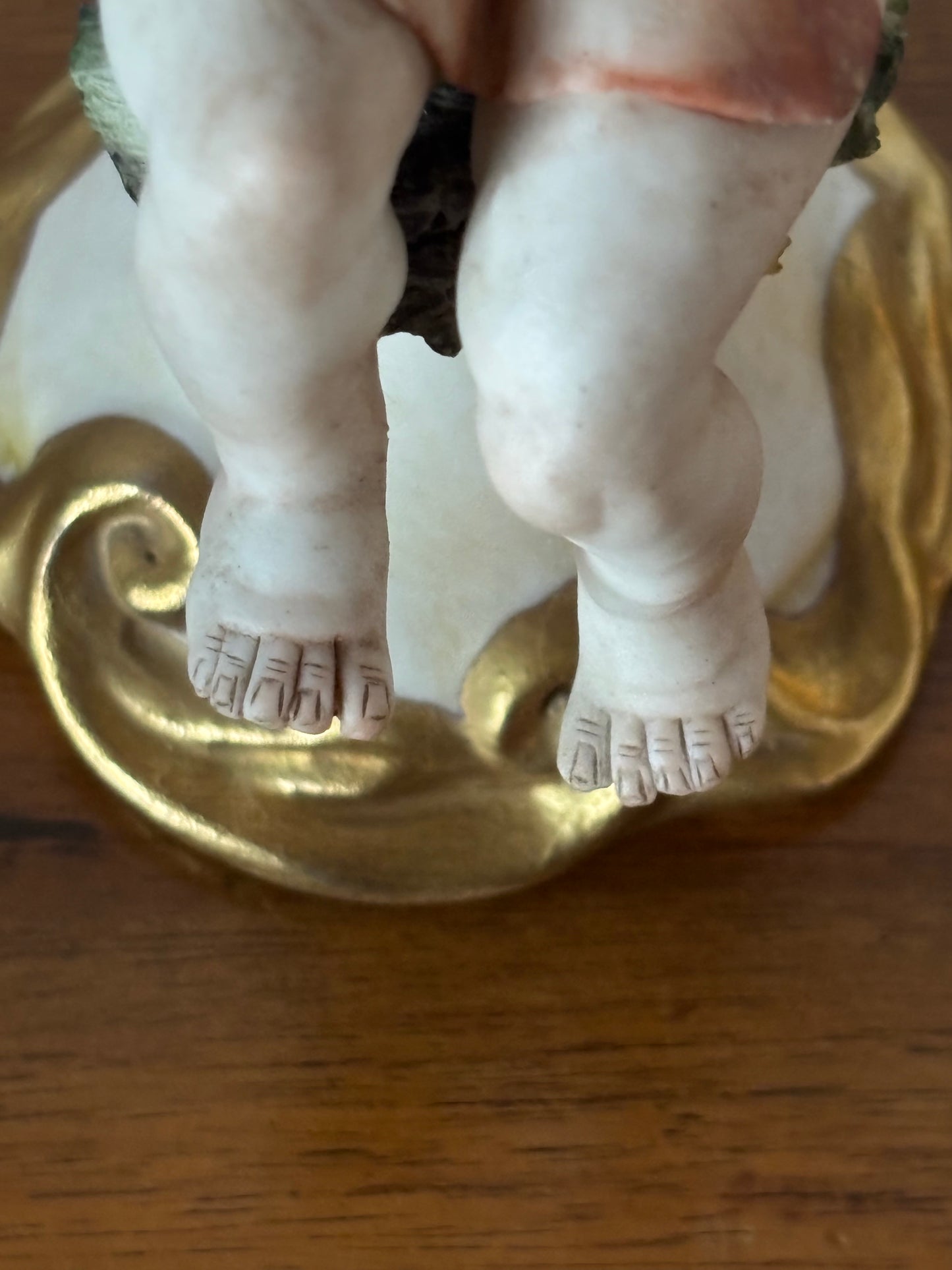 Statuetta di Putto con Uva