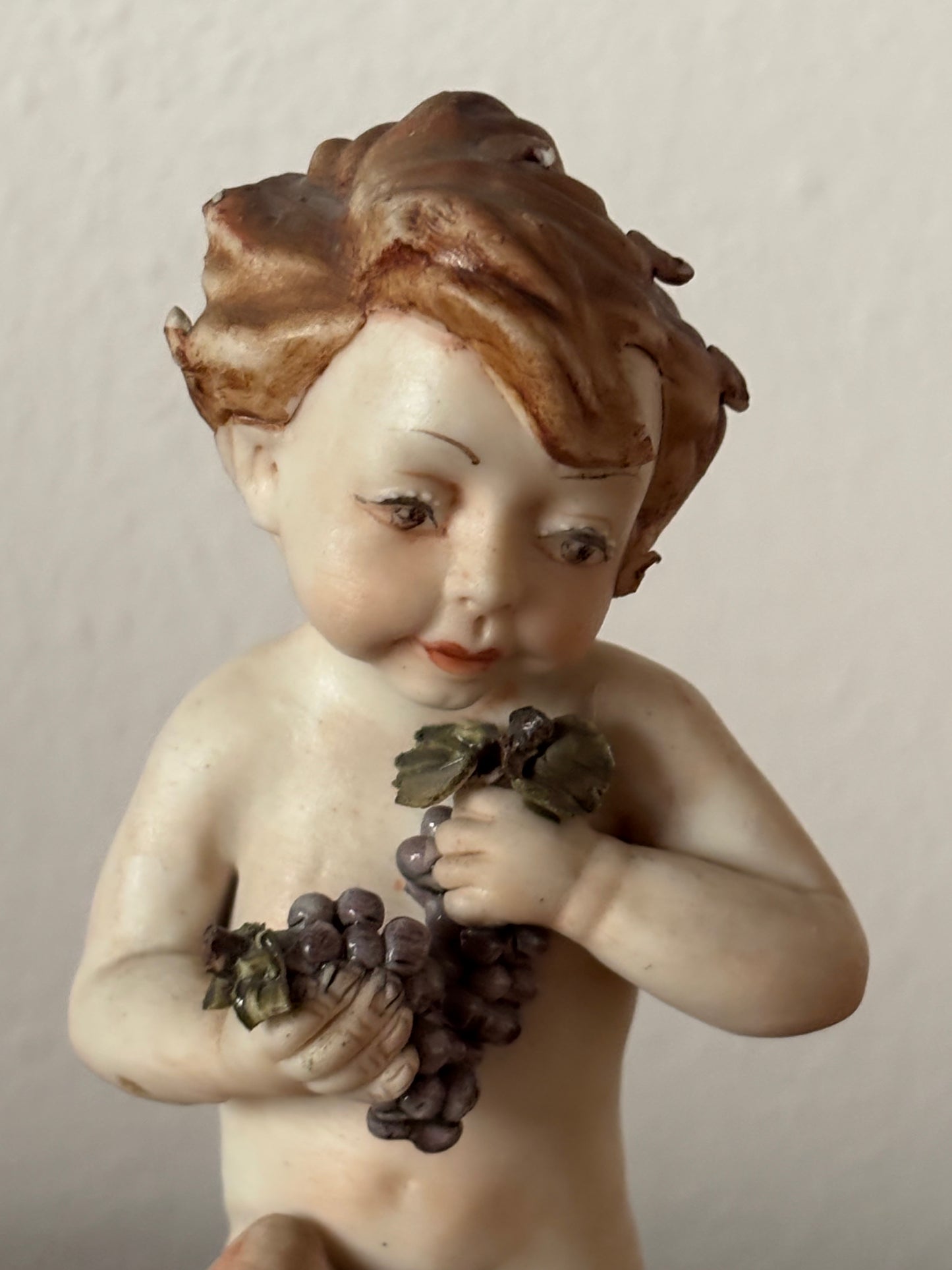 Statuetta di Putto con Uva