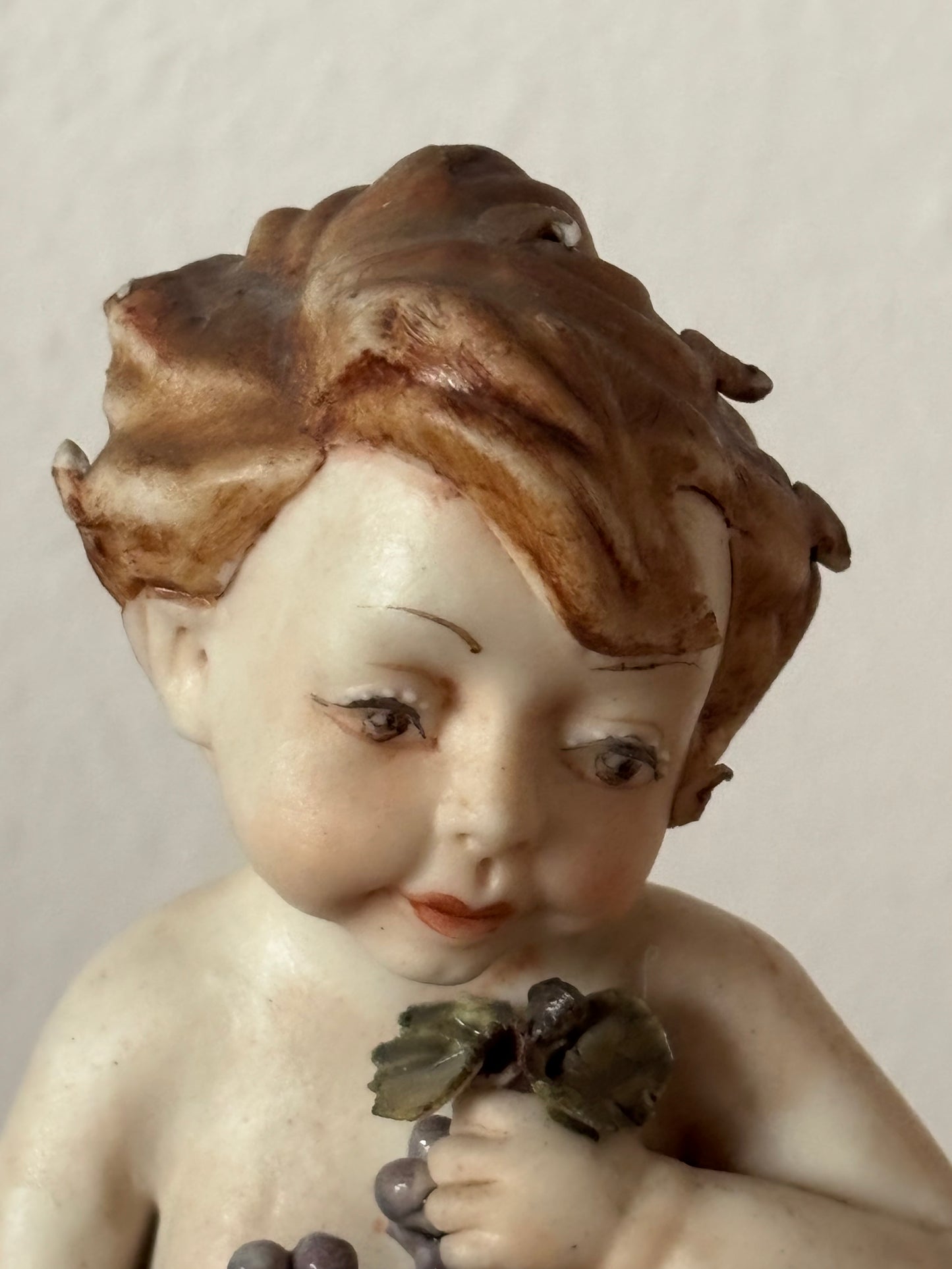 Statuetta di Putto con Uva