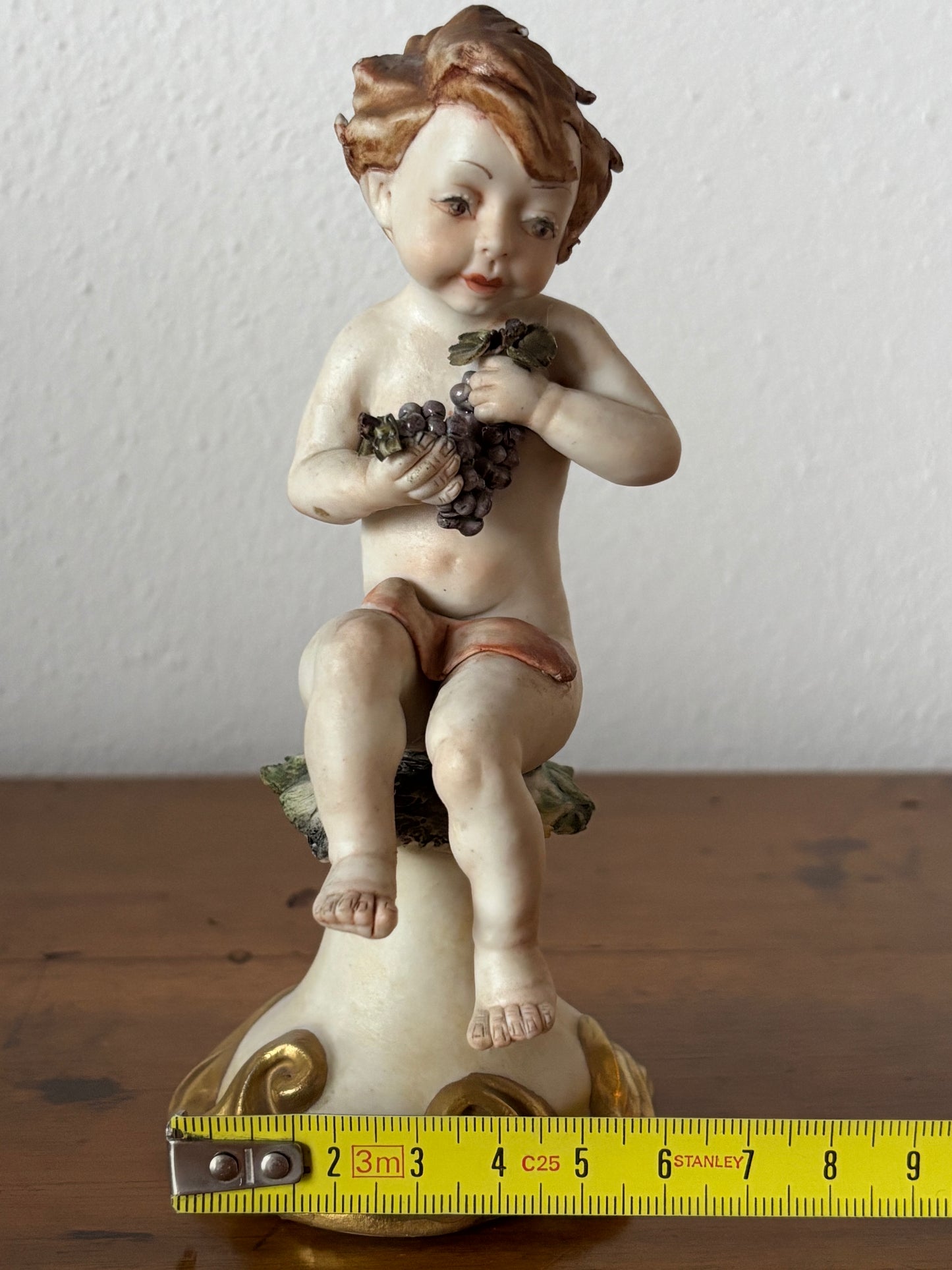 Statuetta di Putto con Uva