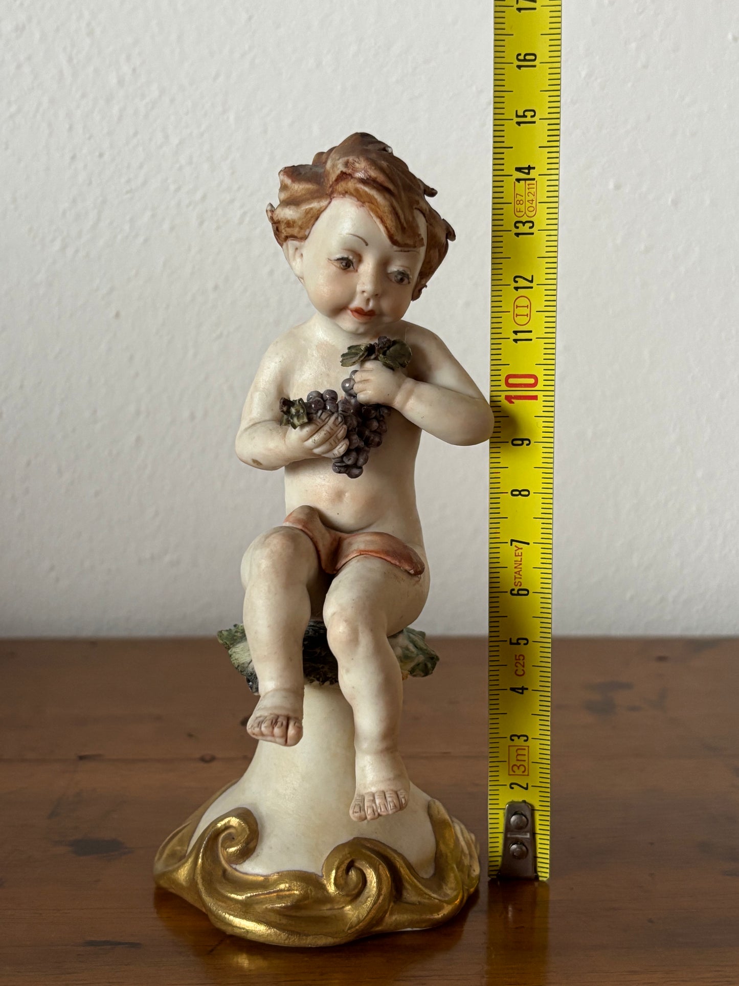Statuetta di Putto con Uva
