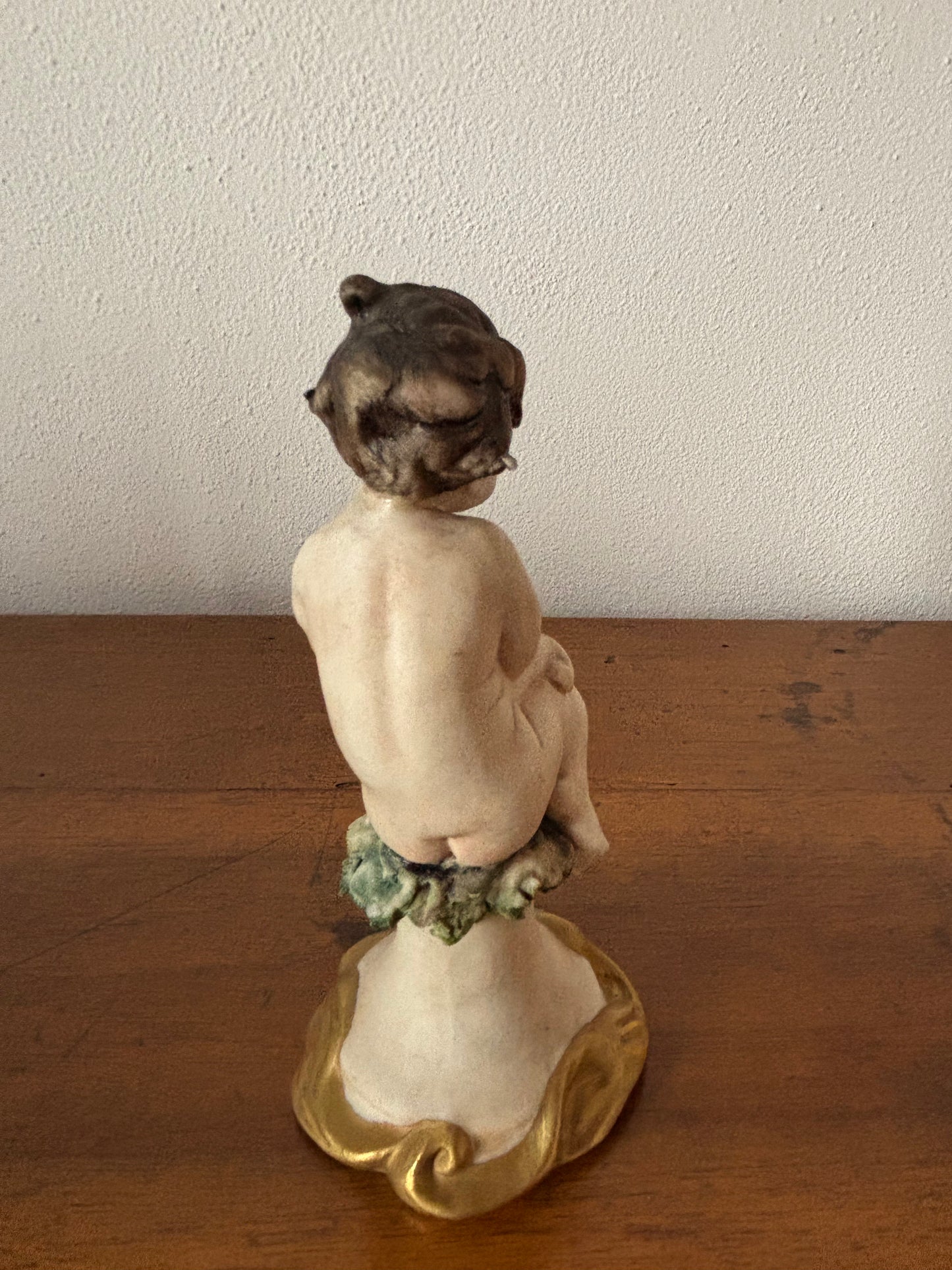 Statuetta di putto con coperta