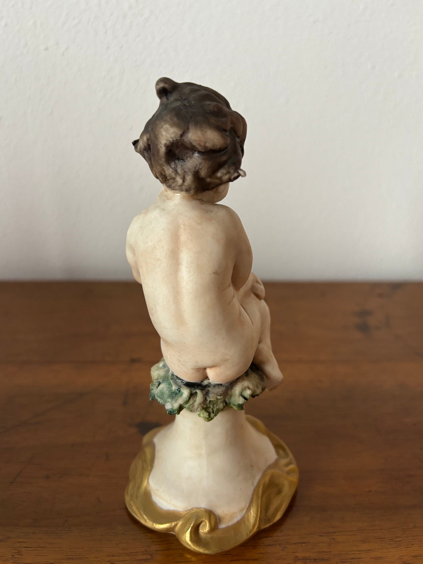 Statuetta di putto con coperta