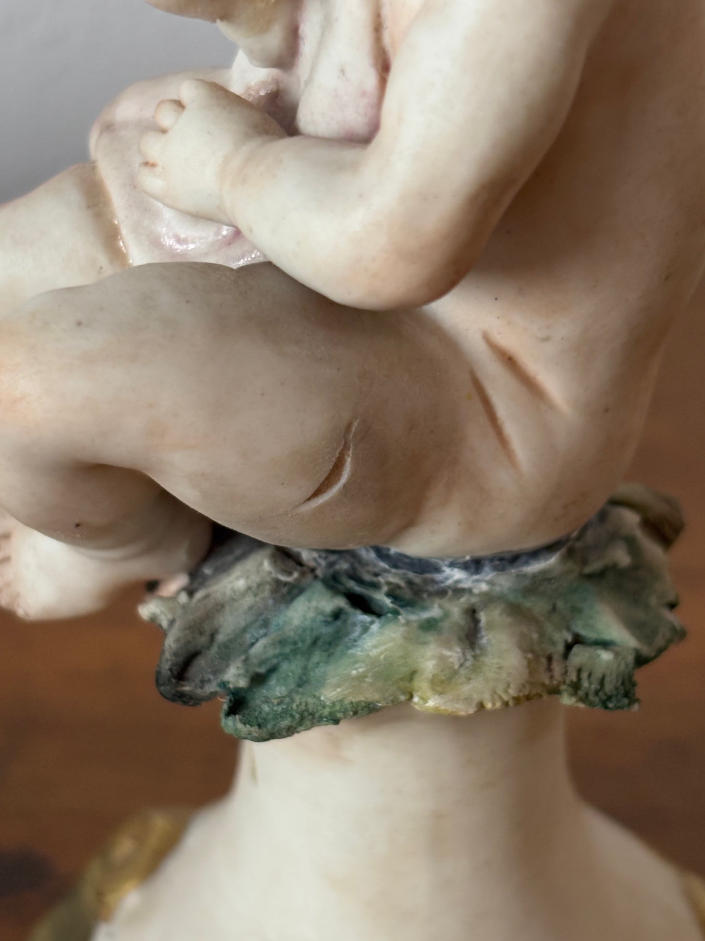 Statuetta di putto con coperta