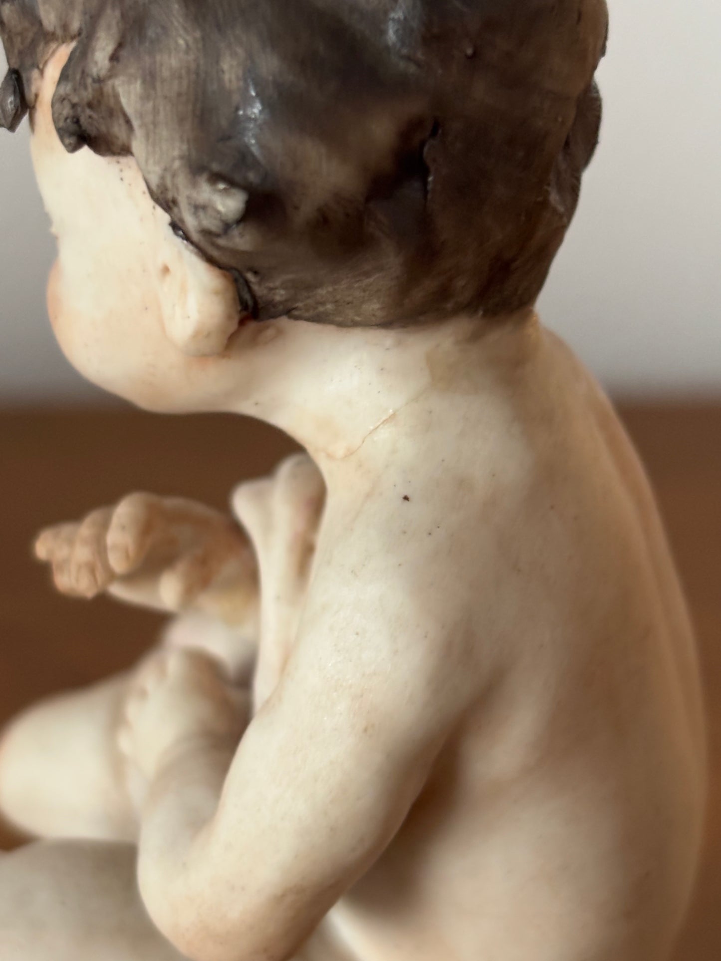 Statuetta di putto con coperta