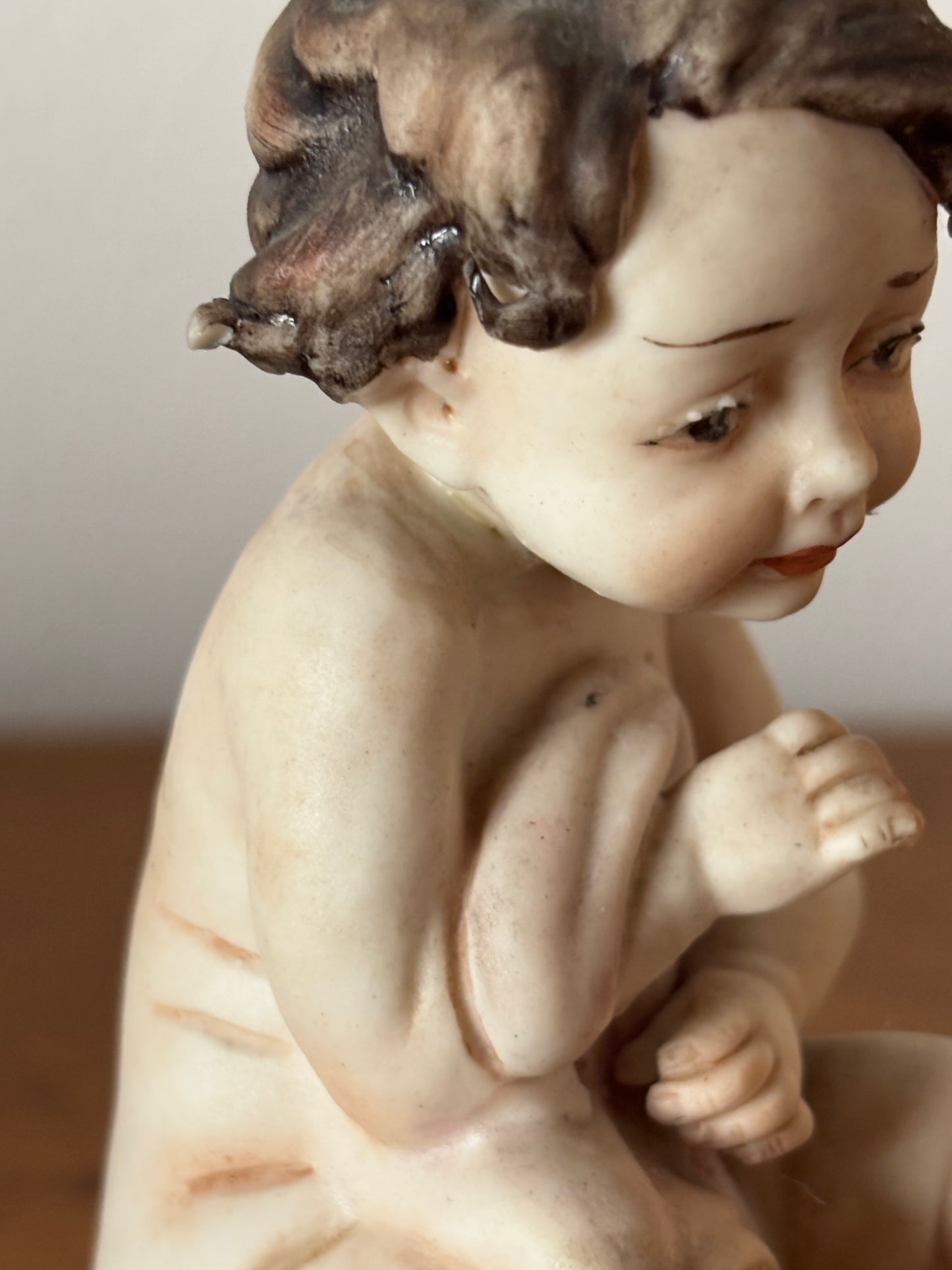Statuetta di putto con coperta