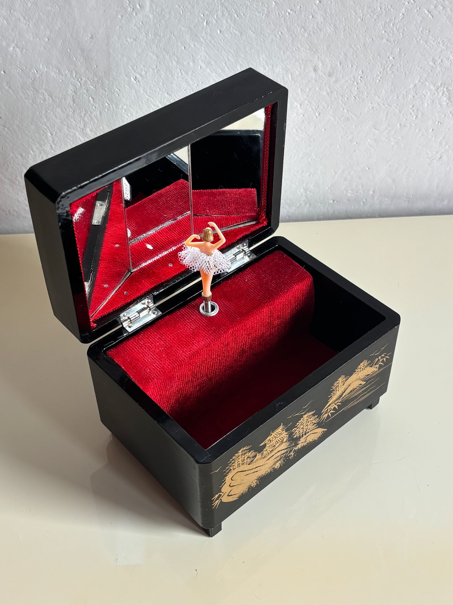 Kleines japanisches Vintage‑Schmuckkästchen mit Spieluhr