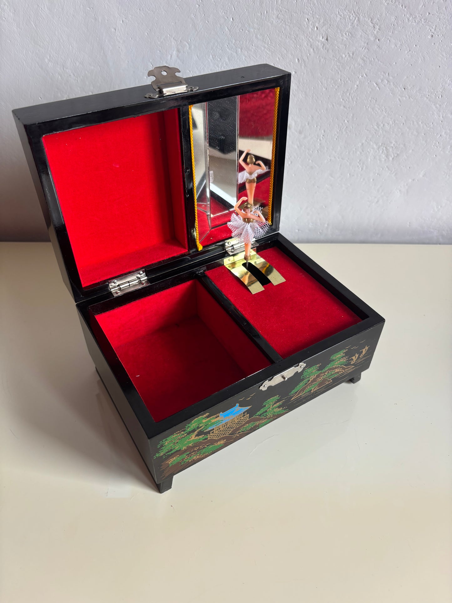 Portagioie giapponese vintage con carillon e ballerina