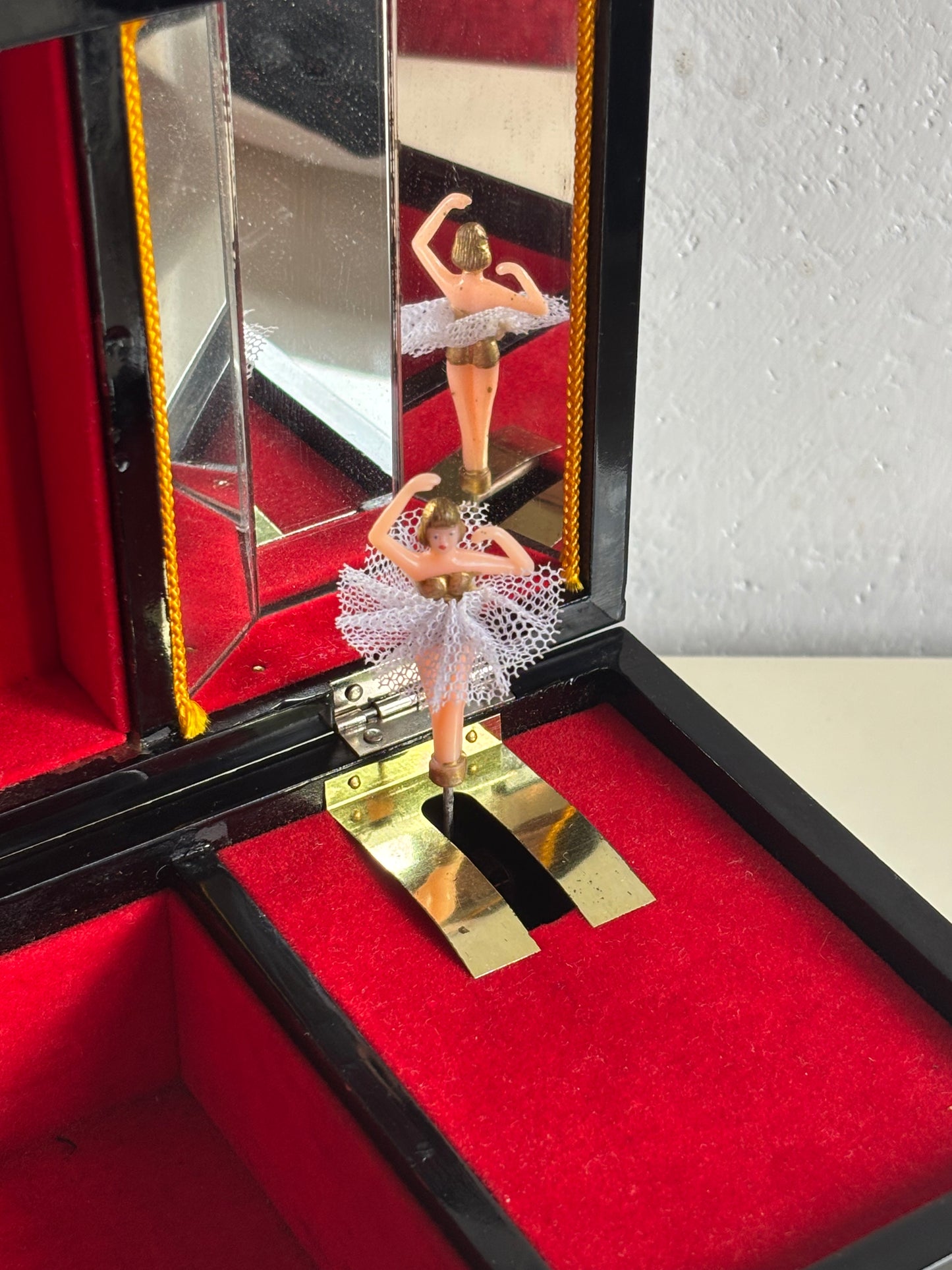 Portagioie giapponese vintage con carillon e ballerina