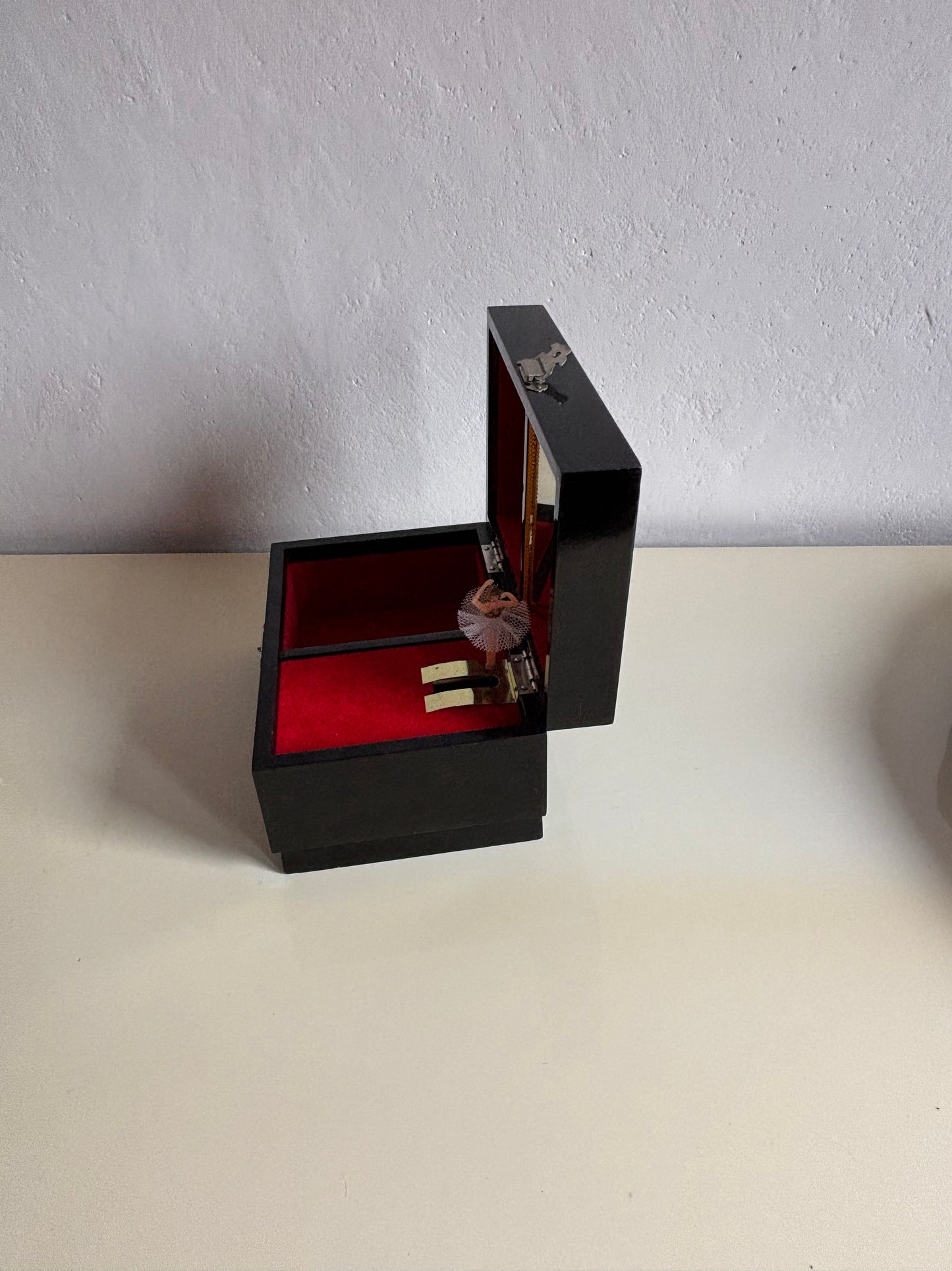 Portagioie giapponese vintage con carillon e ballerina