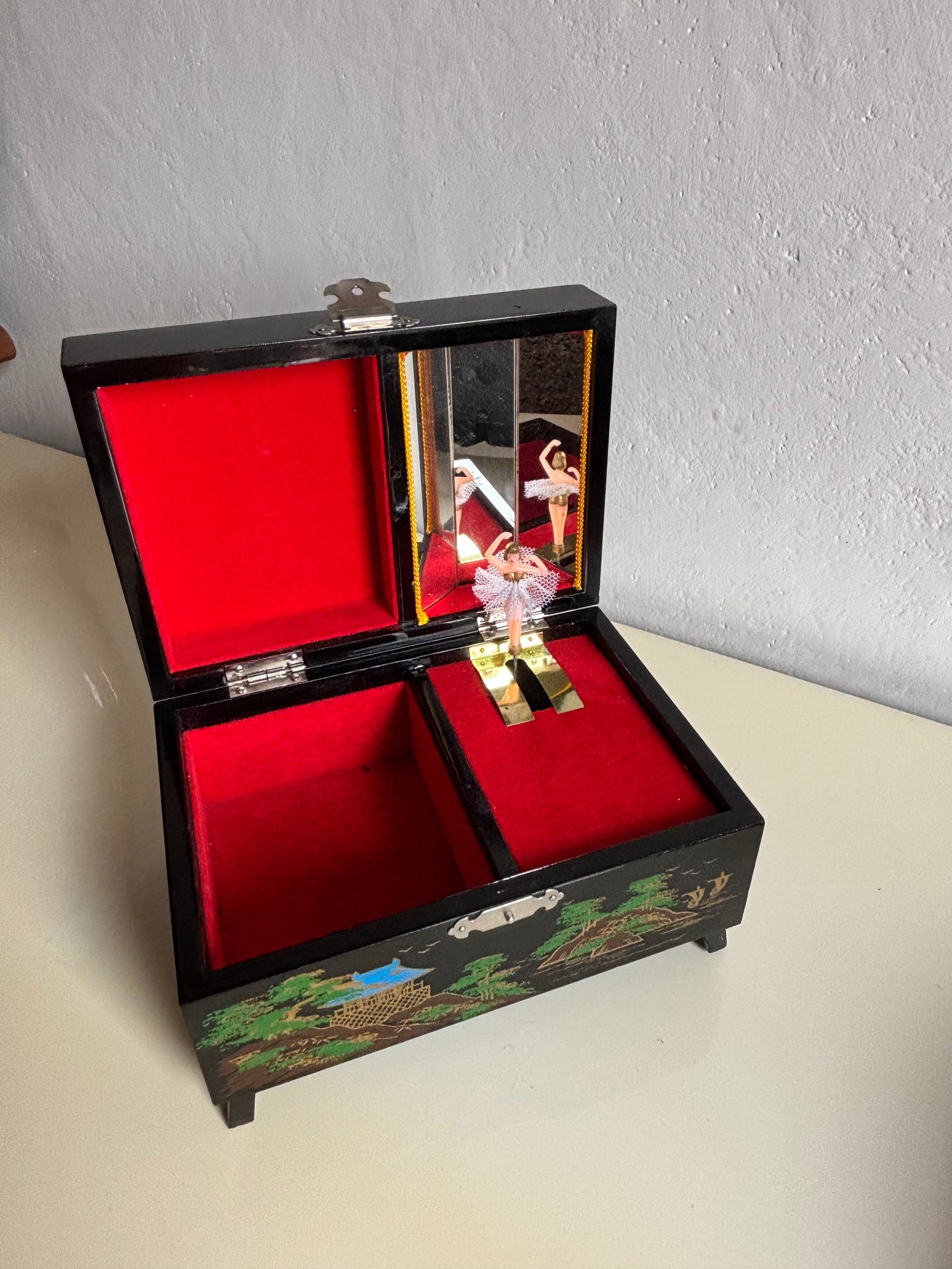 Portagioie giapponese vintage con carillon e ballerina