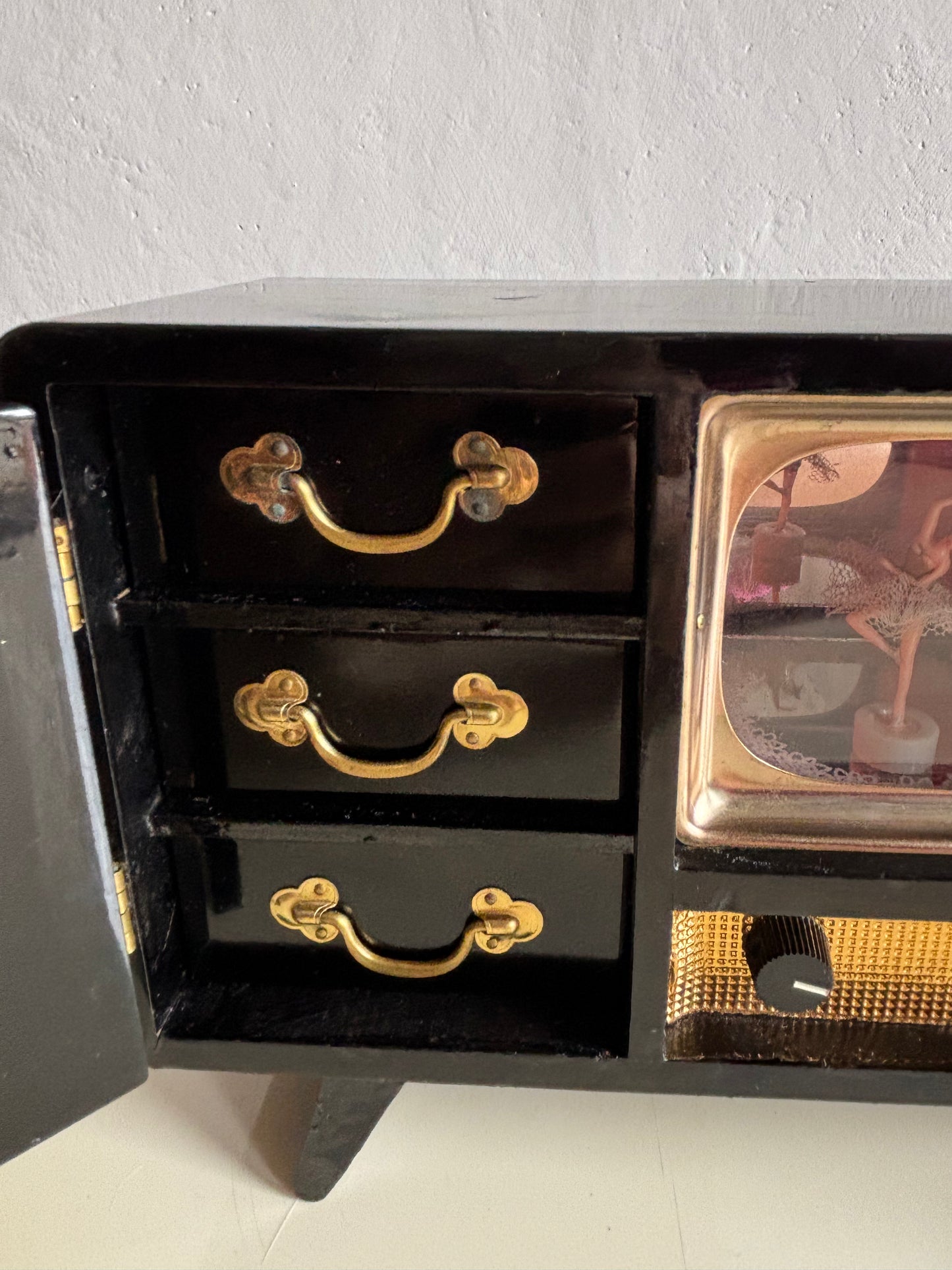 Portagioie giapponese vintage con carillon – modello televisore con ballerina magnetica