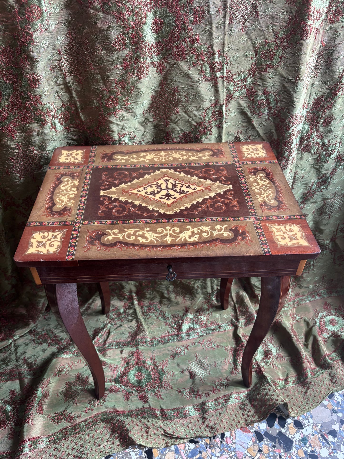 Tavolino musicale italiano intarsiato con carillon funzionante