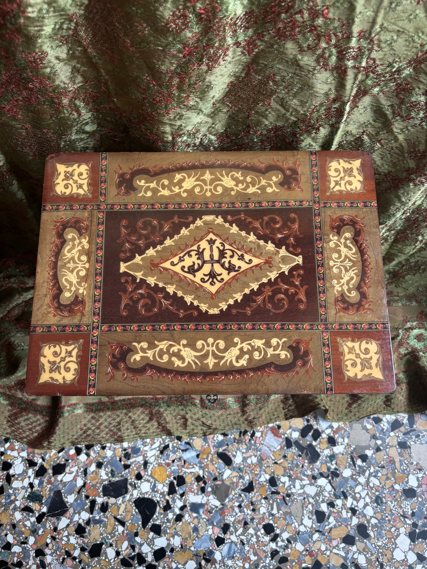 Tavolino musicale italiano intarsiato con carillon funzionante