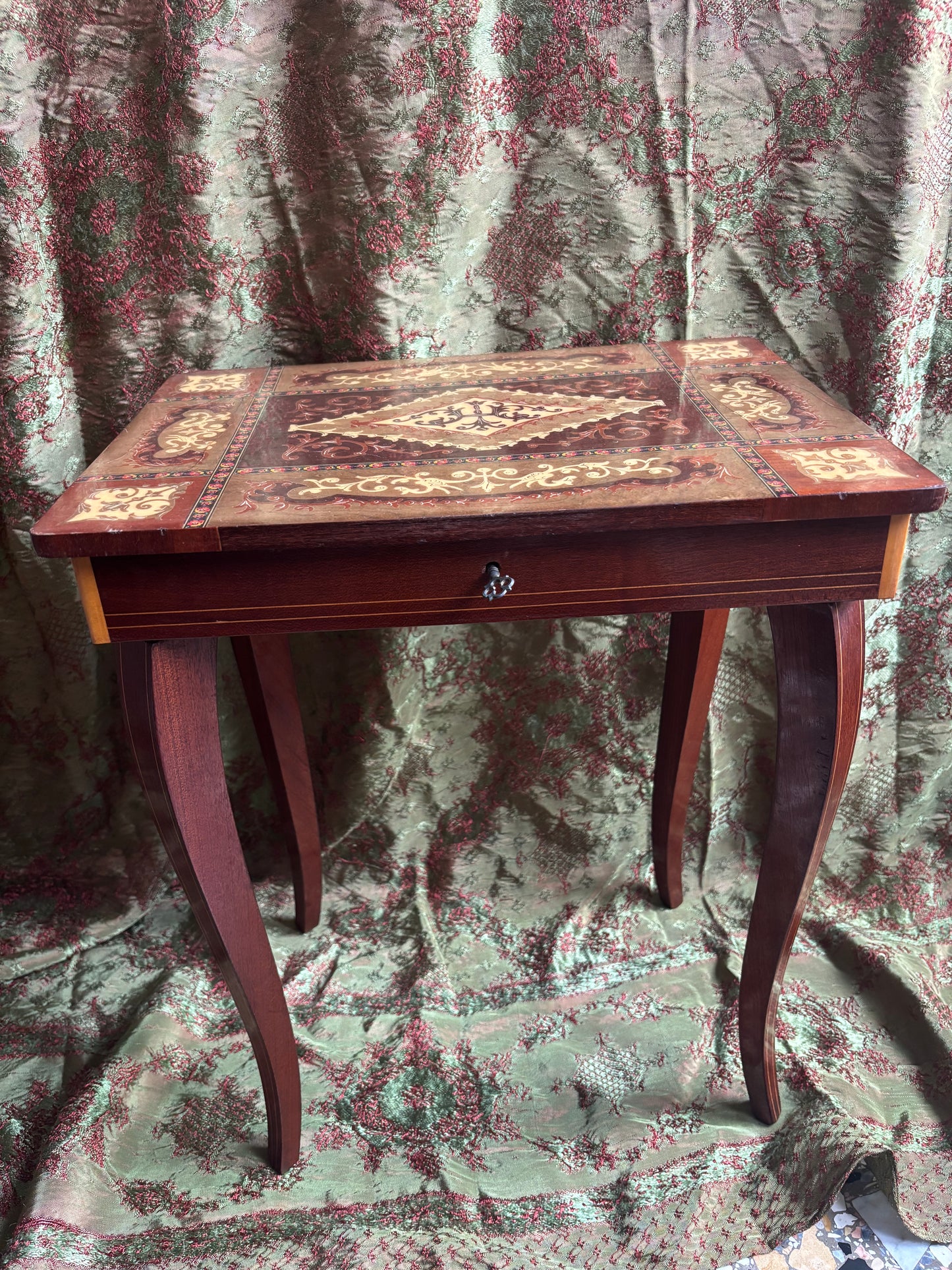 Tavolino musicale italiano intarsiato con carillon funzionante