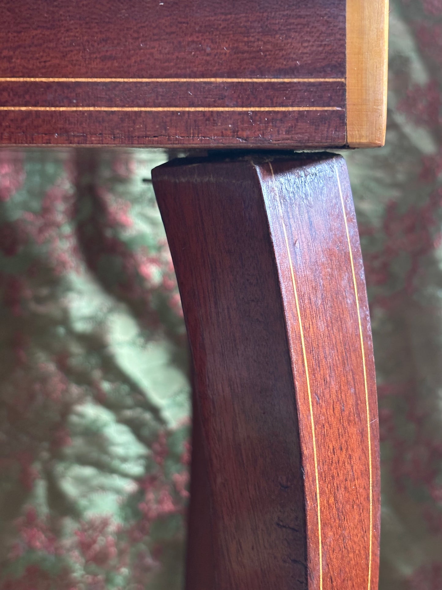 Tavolino musicale italiano intarsiato con carillon funzionante